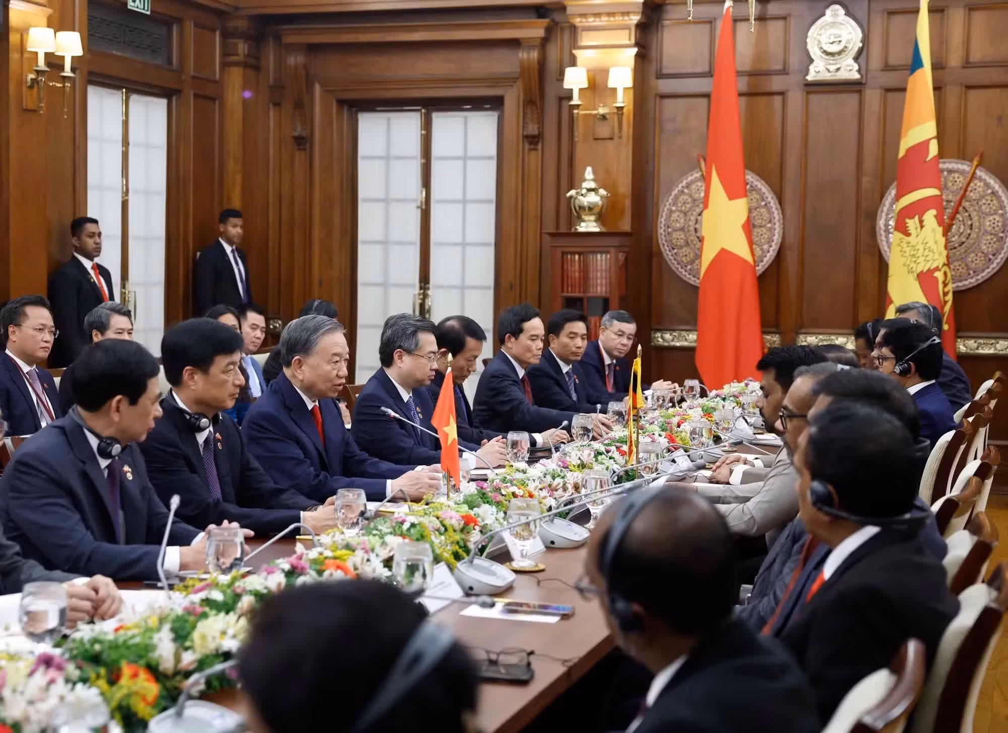 El secretario general del PCV y presidente de Vietnam, To Lam, y el presidente de Sri Lanka, Anura Kumara Dissanayake, sostienen conversaciones. (Foto: Thong Nhat/VNA)