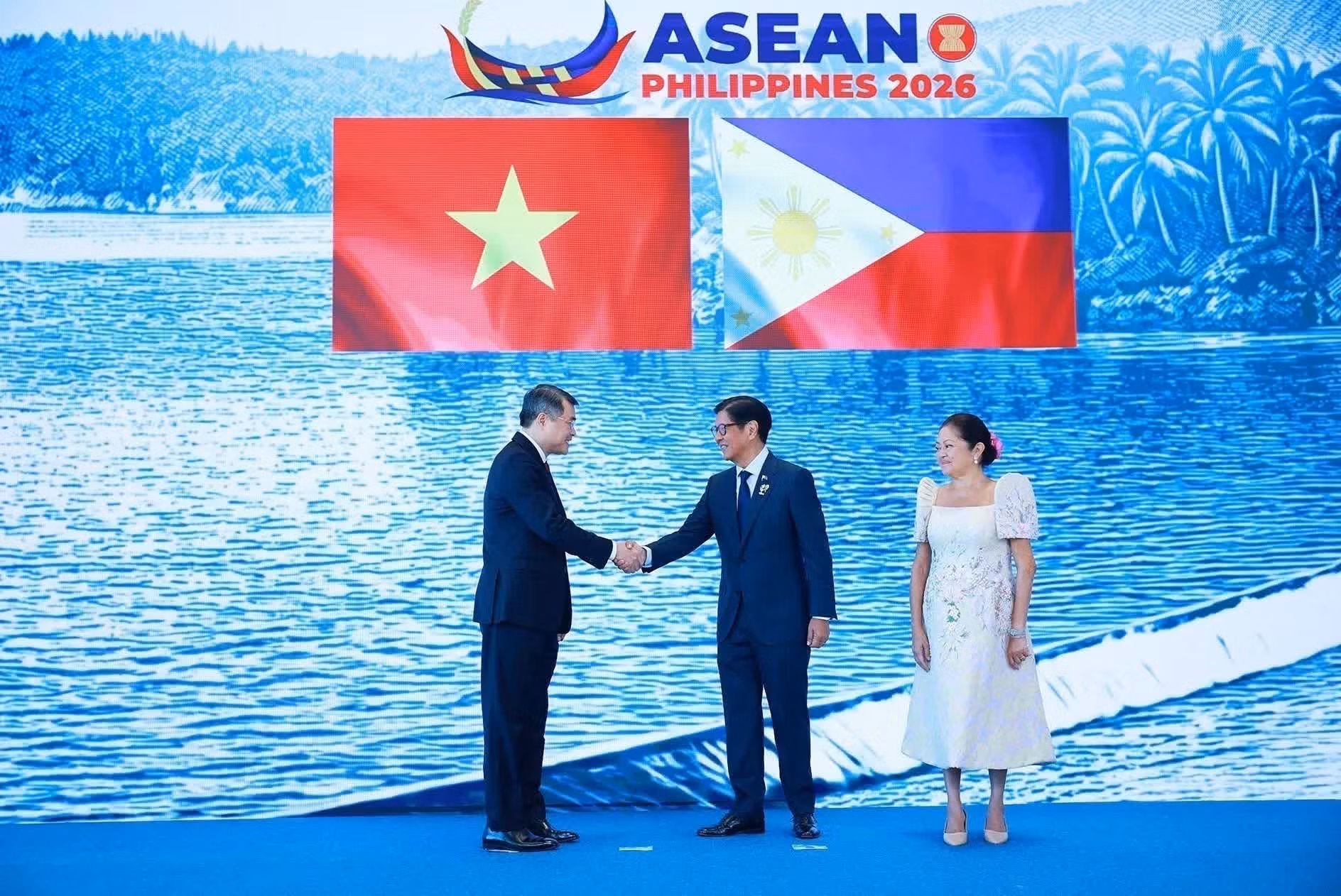 El primer ministro vietnamita, Le Minh Hung, es recibido por el presidente filipino, Ferdinand Romualdez Marcos Jr., presidente rotativo de la Asean en 2026, a su llegada a la 48.ª Cumbre de la Asean. (Foto: Duong Giang/VNA)