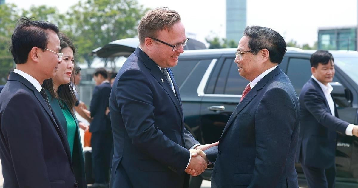 Ceremonia de despedida del primer ministro Pham Minh Chinh y de la delegación de alto nivel de Vietnam en el Aeropuerto Internacional de Noi Bai, en Hanói. (Foto: Duong Giang/VNA)