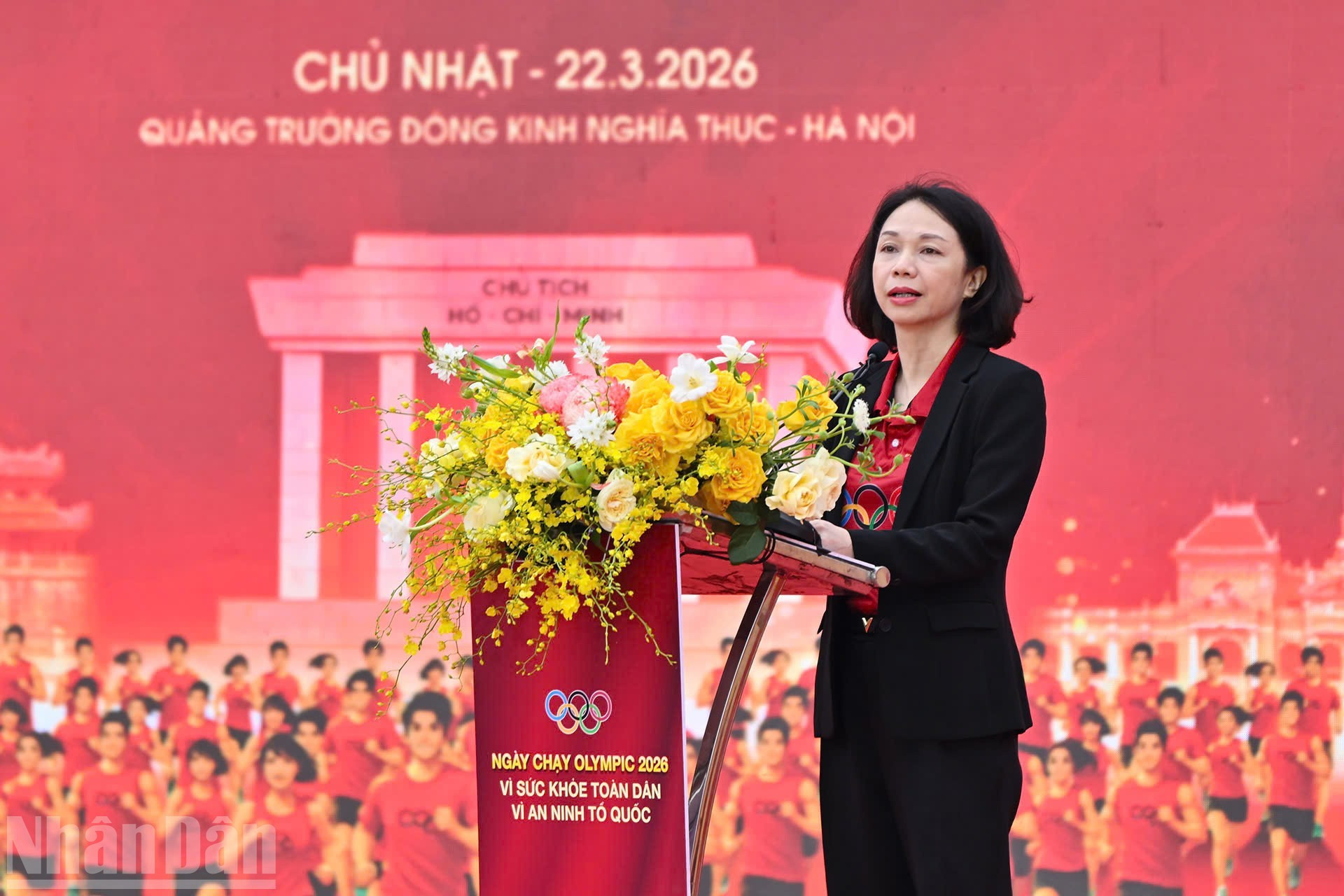 La vicepresidenta del Comité Popular de Hanói, Vu Thu Ha, habla en la ceremonia.