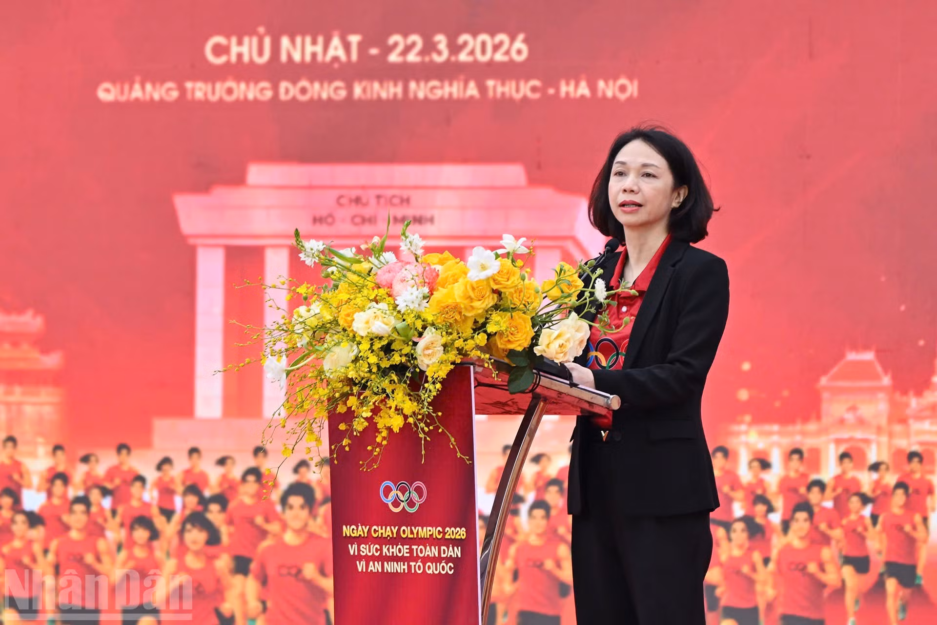 La vicepresidenta del Comité Popular de Hanói, Vu Thu Ha, habla en la ceremonia.