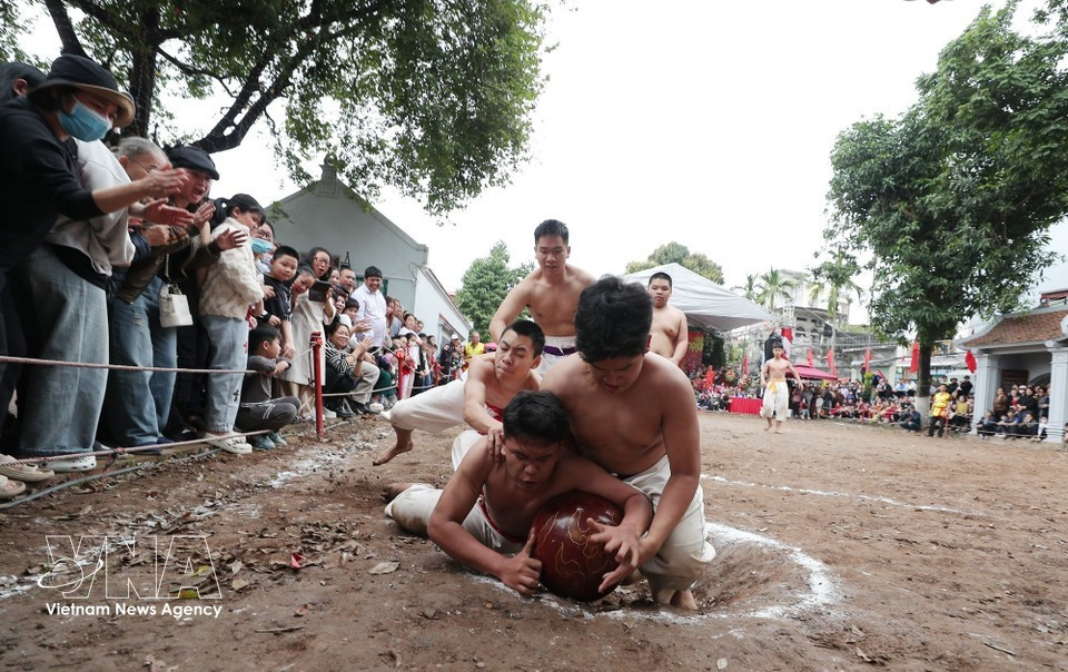 Una feroz competencia de agarre de pelota entre los equipos competidores. (Foto: VNA)