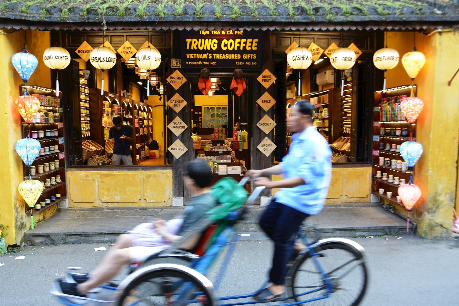 Las tiendas encienden sus faroles para dar la bienvenida a los visitantes.