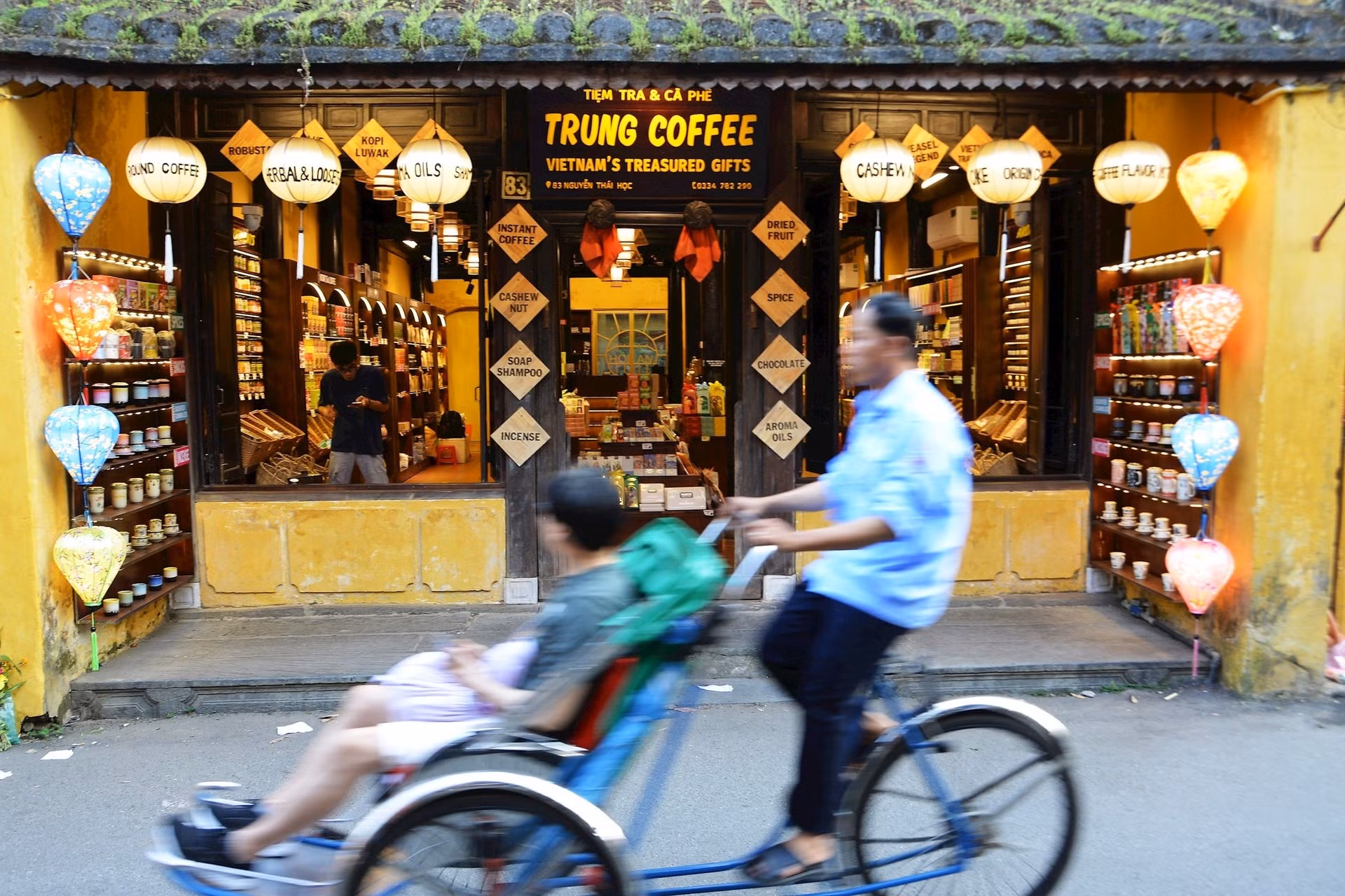 Las tiendas encienden sus faroles para dar la bienvenida a los visitantes.
