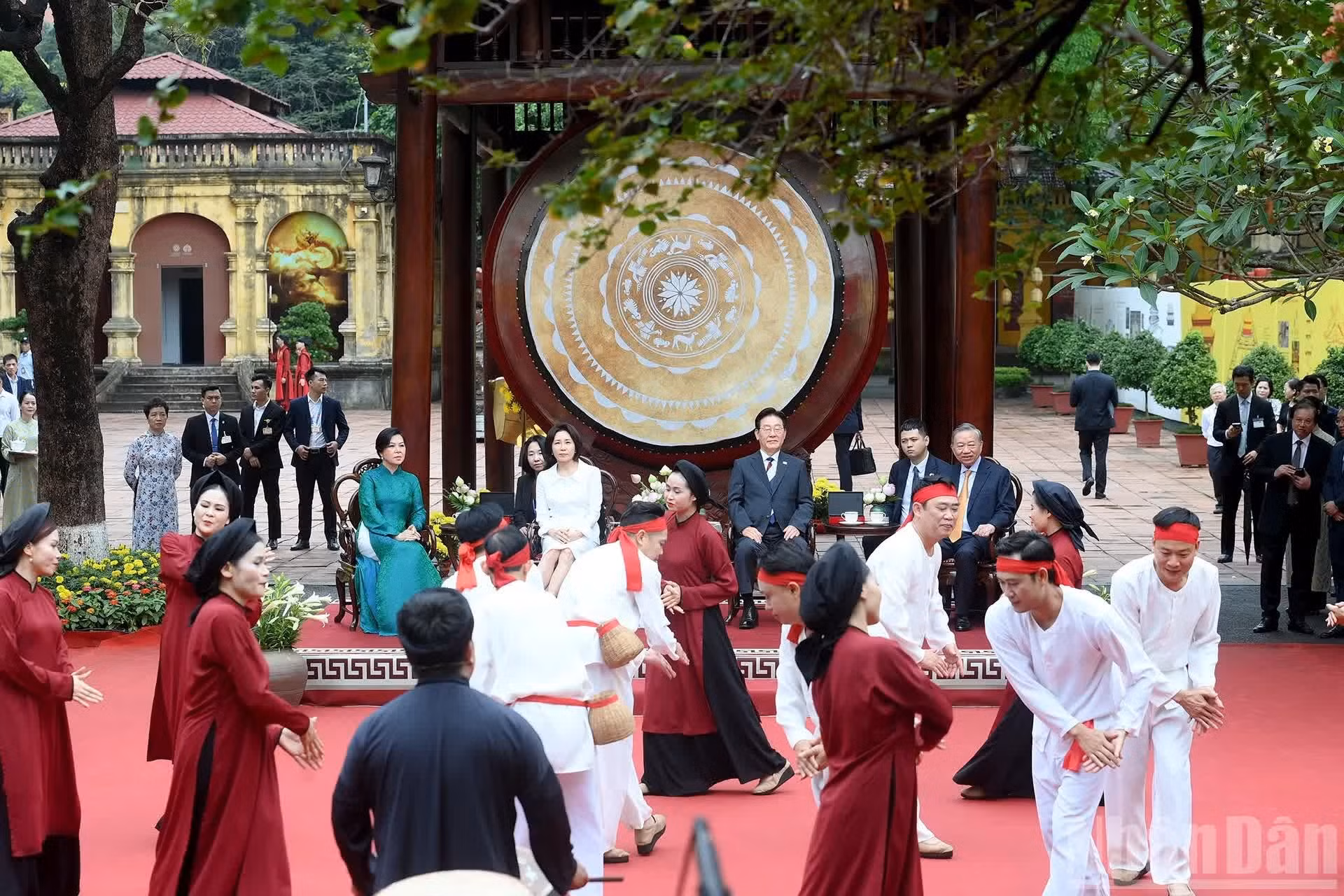 El secretario general del PCV y presidente de Vietnam, To Lam, y su esposa Ngo Phuong Ly, junto con el presidente de Corea del Sur, Lee Jae Myung, y su esposa Kim Hye Kyung, disfrutan del programa artístico.