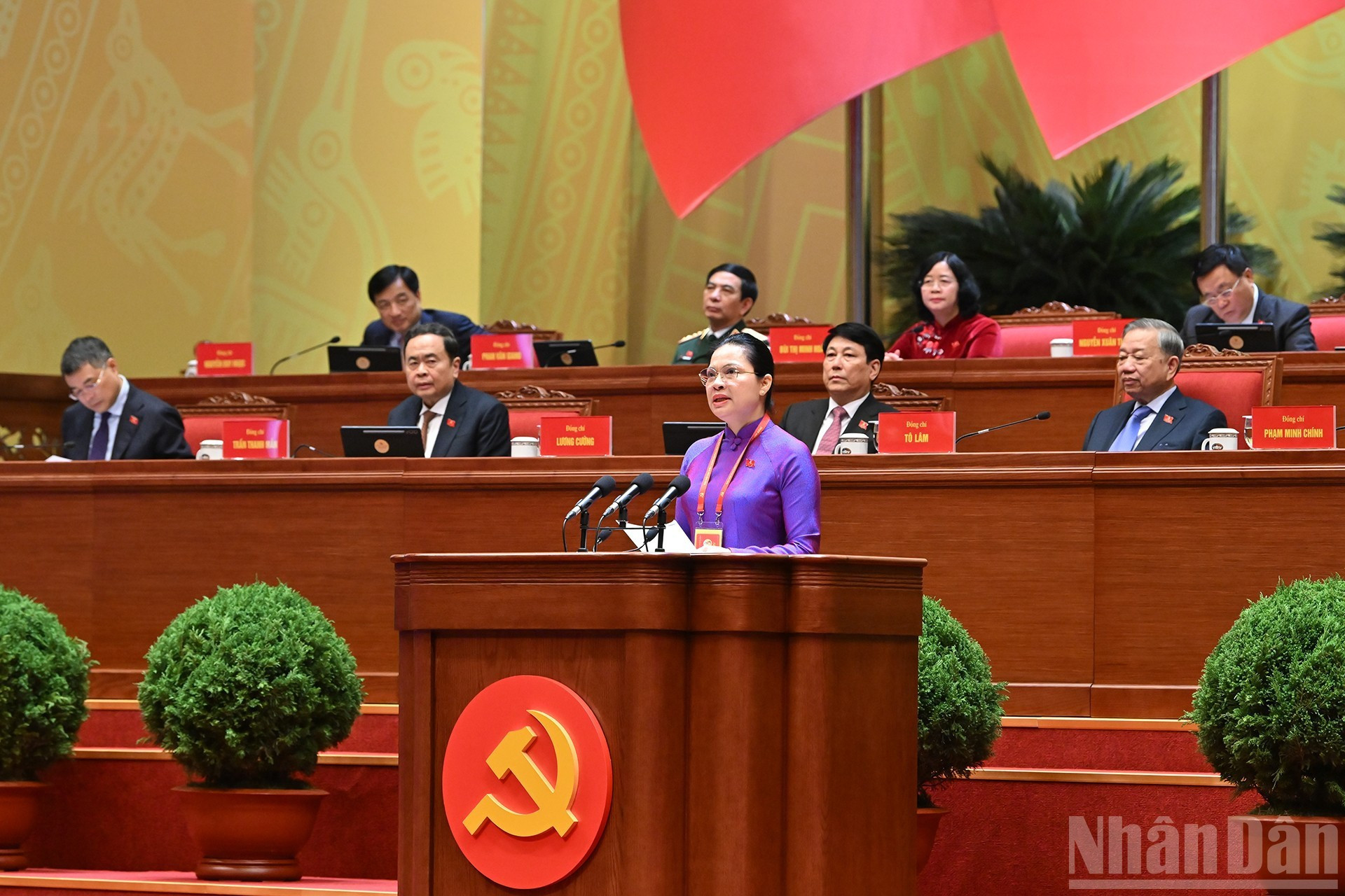 Ha Thi Nga, miembro del Comité Central del Partido, subsecretaria permanente del Comité del Partido del Frente de la Patria y de las organizaciones centrales, vicepresidenta y secretaria general del Comité Central del Frente de la Patria de Vietnam, pronuncia un discurso. (Foto: TRAN HAI)