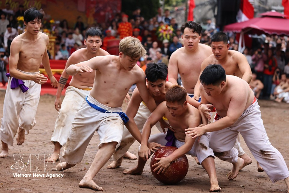 Un feroz tira y afloja entre los equipos competidores. (Foto: VNA)