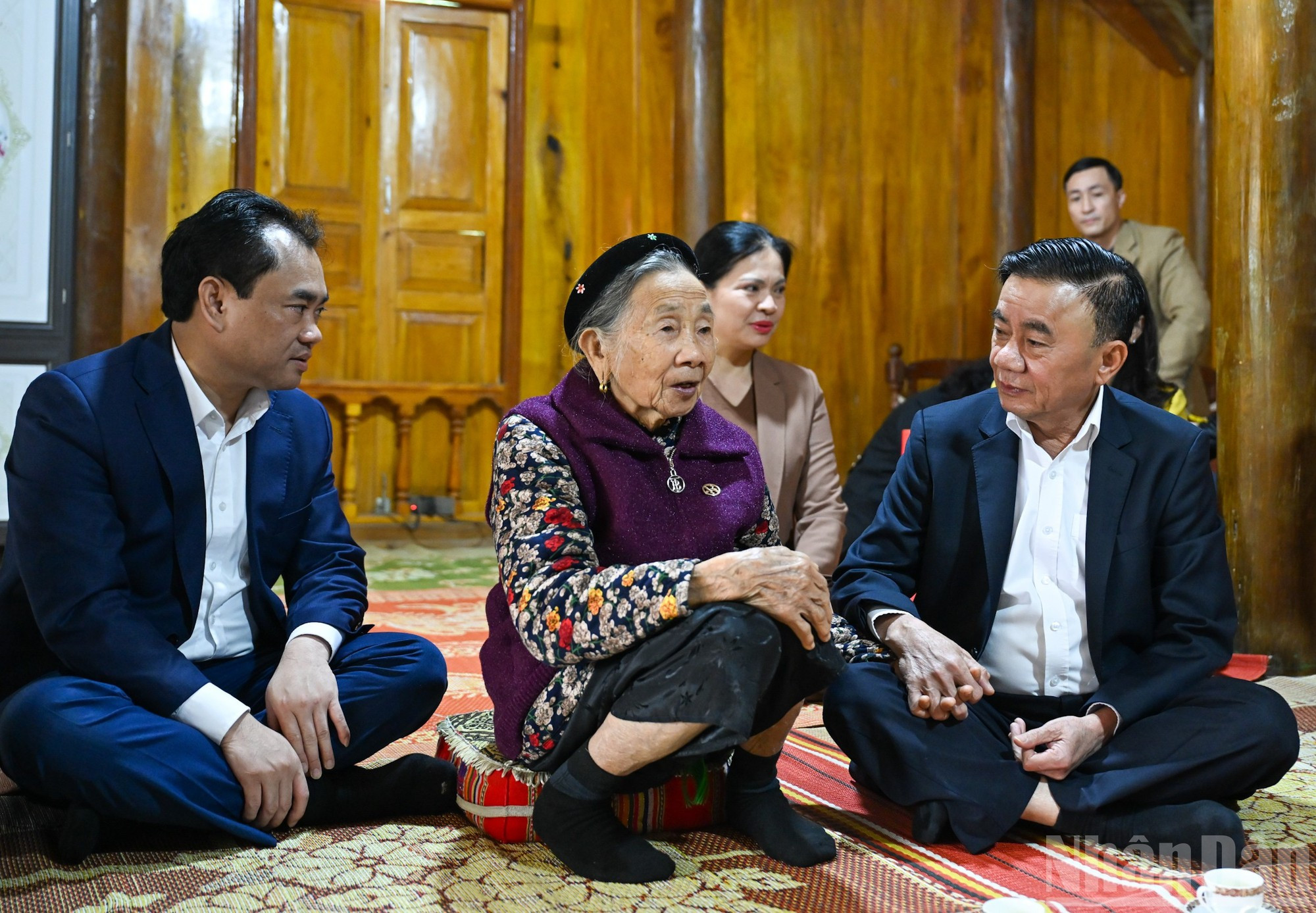 El miembro permanente del Secretariado del Comité Central del PCV, Tran Cam Tu, y la delegación que lo acompaña visitan a la Madre Heroica de Vietnam Ha Thi Hao, en la comuna de Quy Mong.