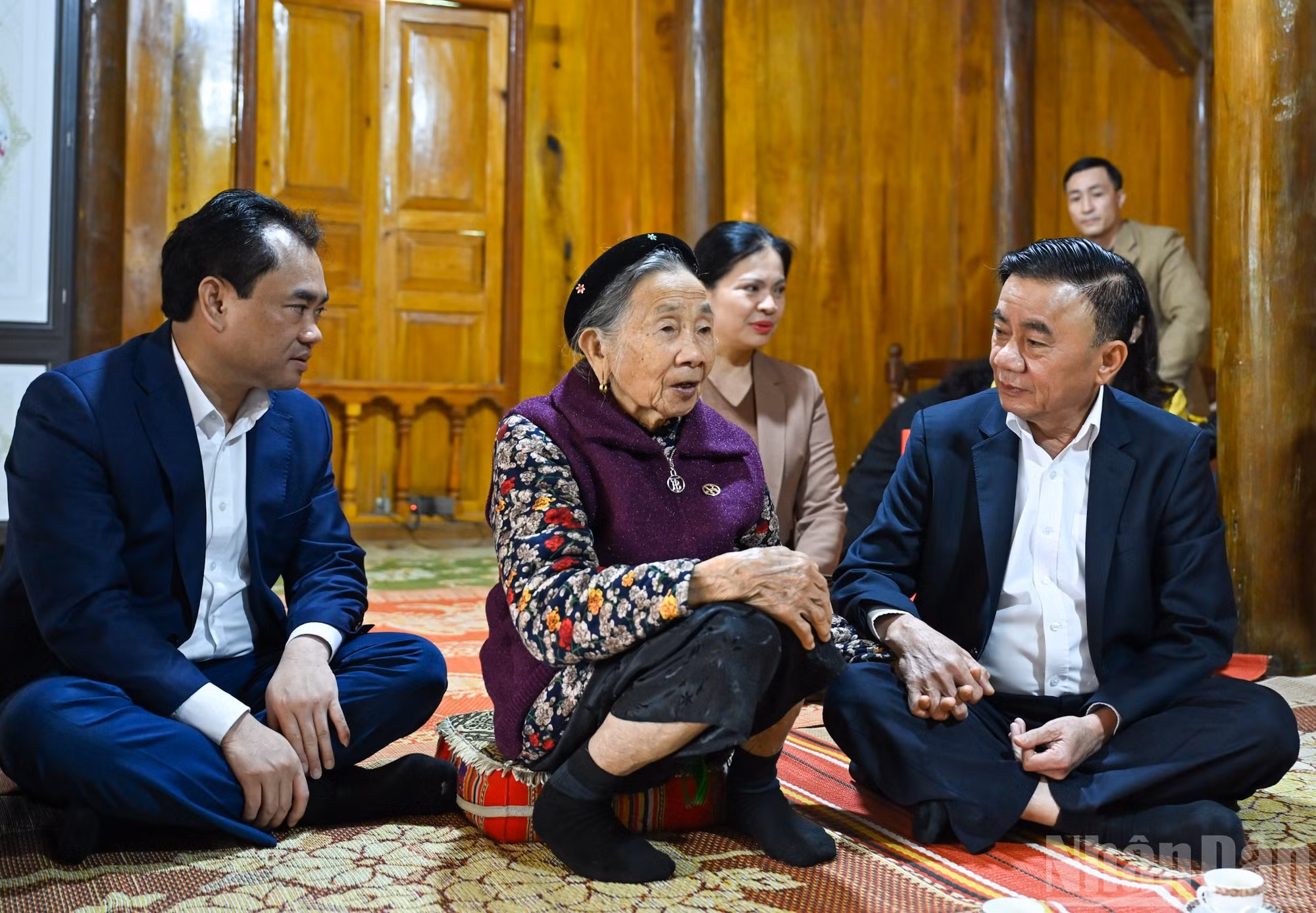 El miembro permanente del Secretariado del Comité Central del PCV, Tran Cam Tu, y la delegación que lo acompaña visitan a la Madre Heroica de Vietnam Ha Thi Hao, en la comuna de Quy Mong.