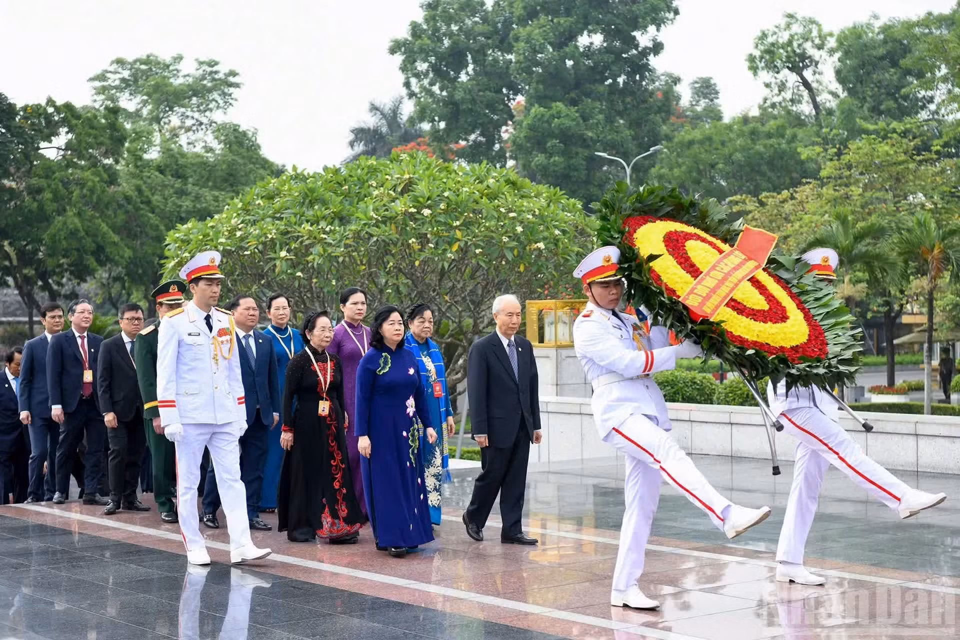 La delegación deposita una ofrenda floral en el Monumento dedicado a Mártires y Héroes.