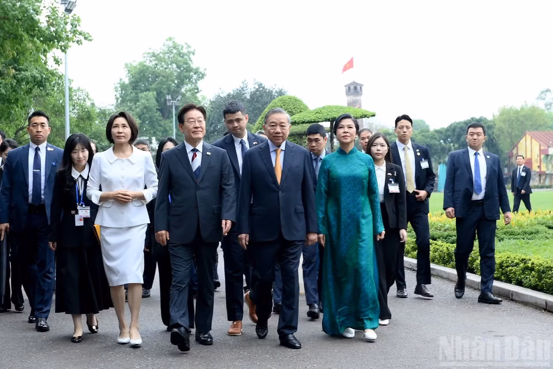 El secretario general del PCV y presidente de Vietnam, To Lam, y su esposa Ngo Phuong Ly, junto con el presidente de Corea del Sur, Lee Jae Myung, y su esposa Kim Hye Kyung, asisten al programa.