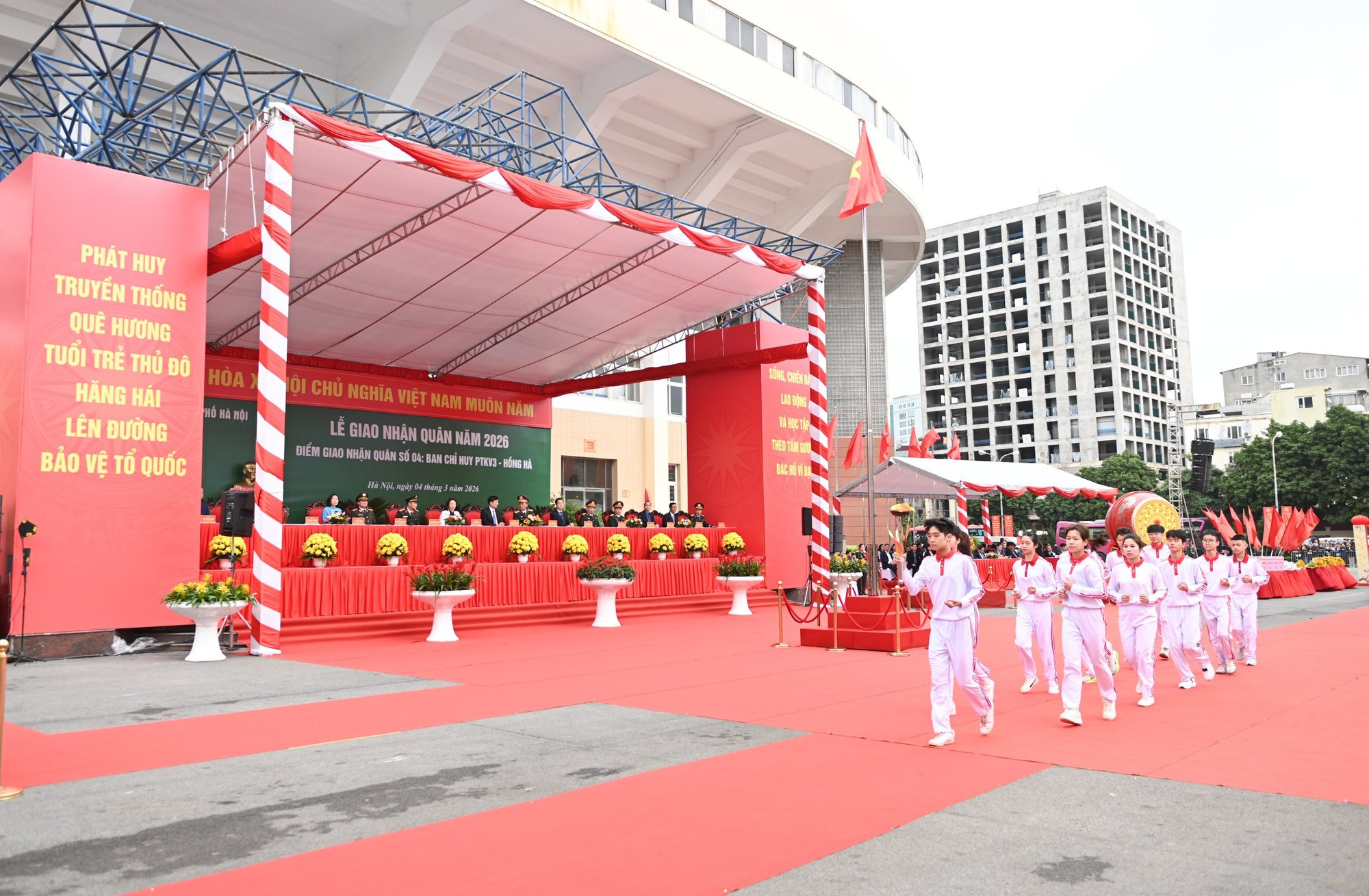 Procesión de la antorcha tradicional durante el acto.