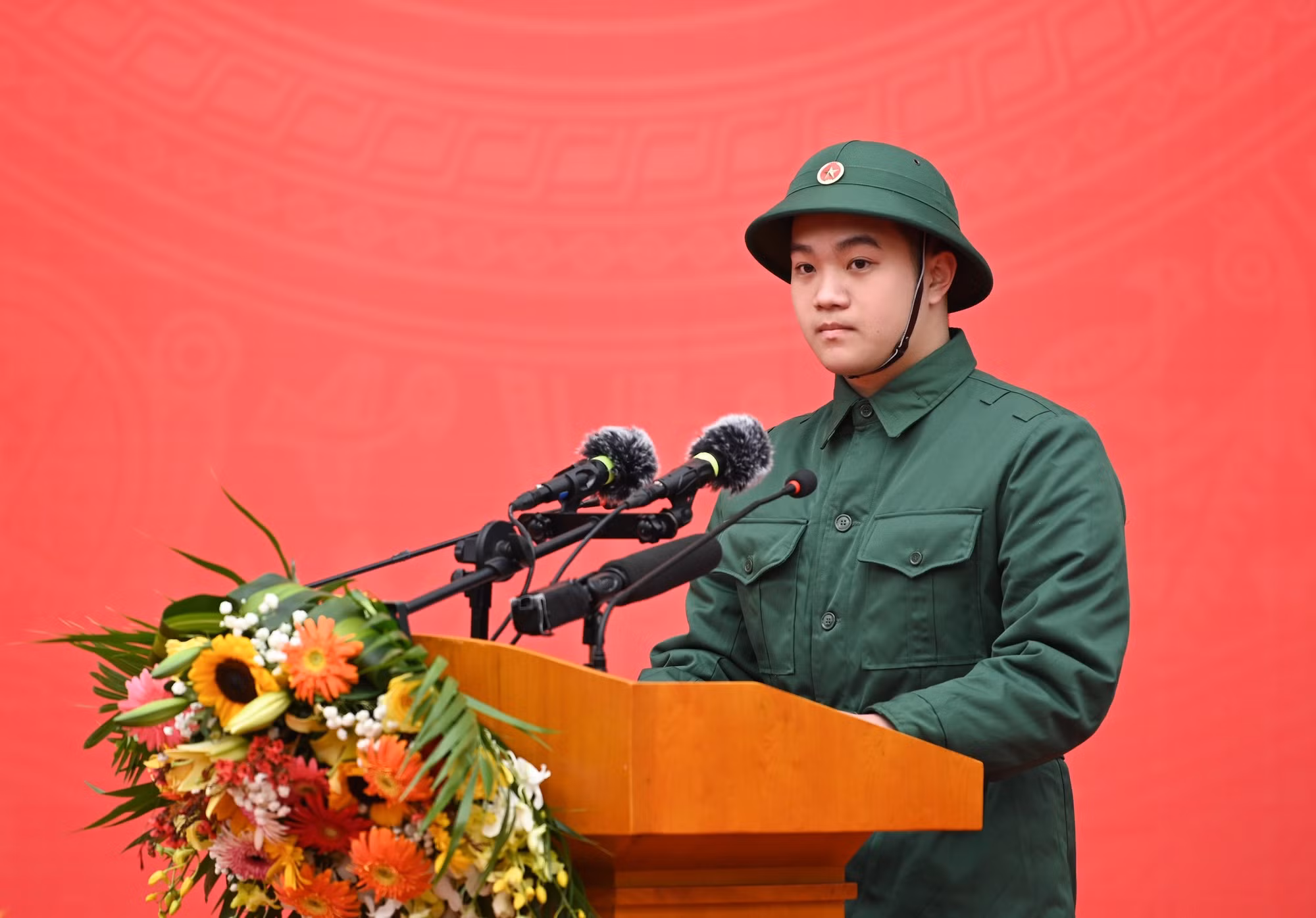 Nguyen Minh Nam, representante de los jóvenes incorporados al servicio militar, interviene en la ceremonia.