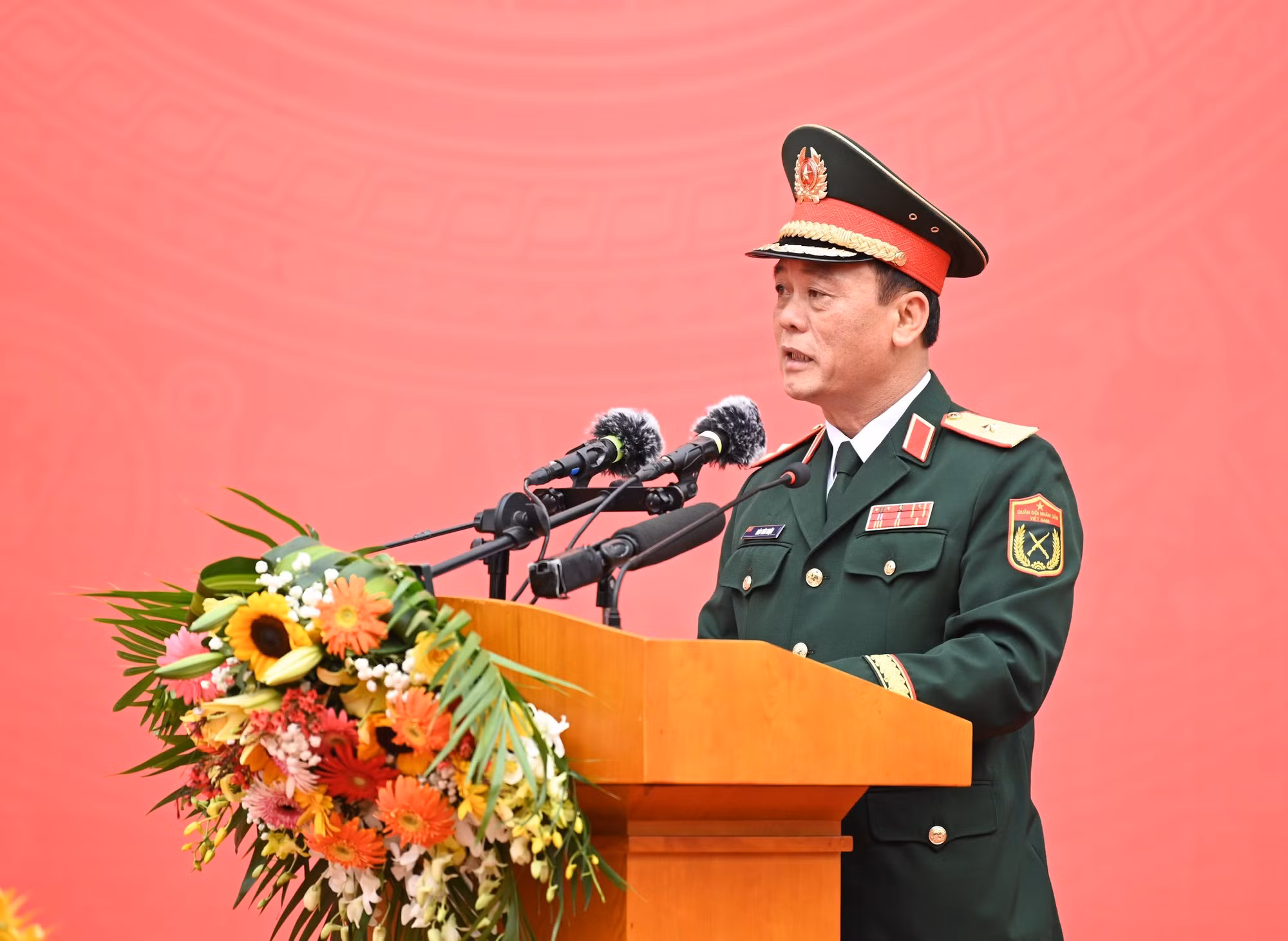 El general de brigada Dao Van Nhan, miembro del Comité Permanente del Comité del Partido de Hanói y comandante del Comando de la capital, interviene en la ceremonia.