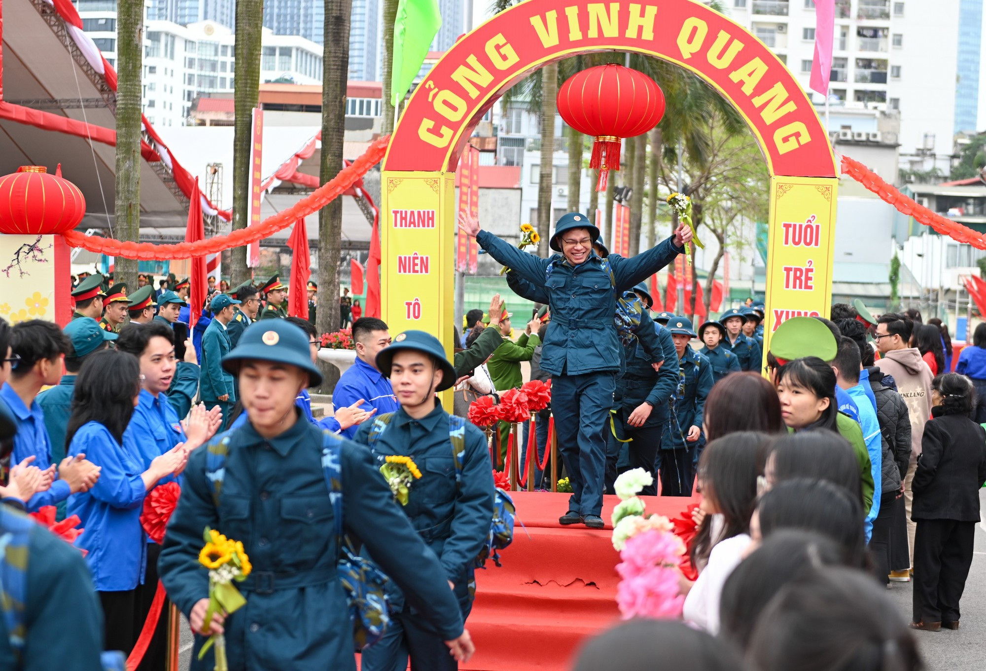 Los jóvenes reclutas pasan por la “Puerta de la Gloria” para cumplir su deber con la Patria.