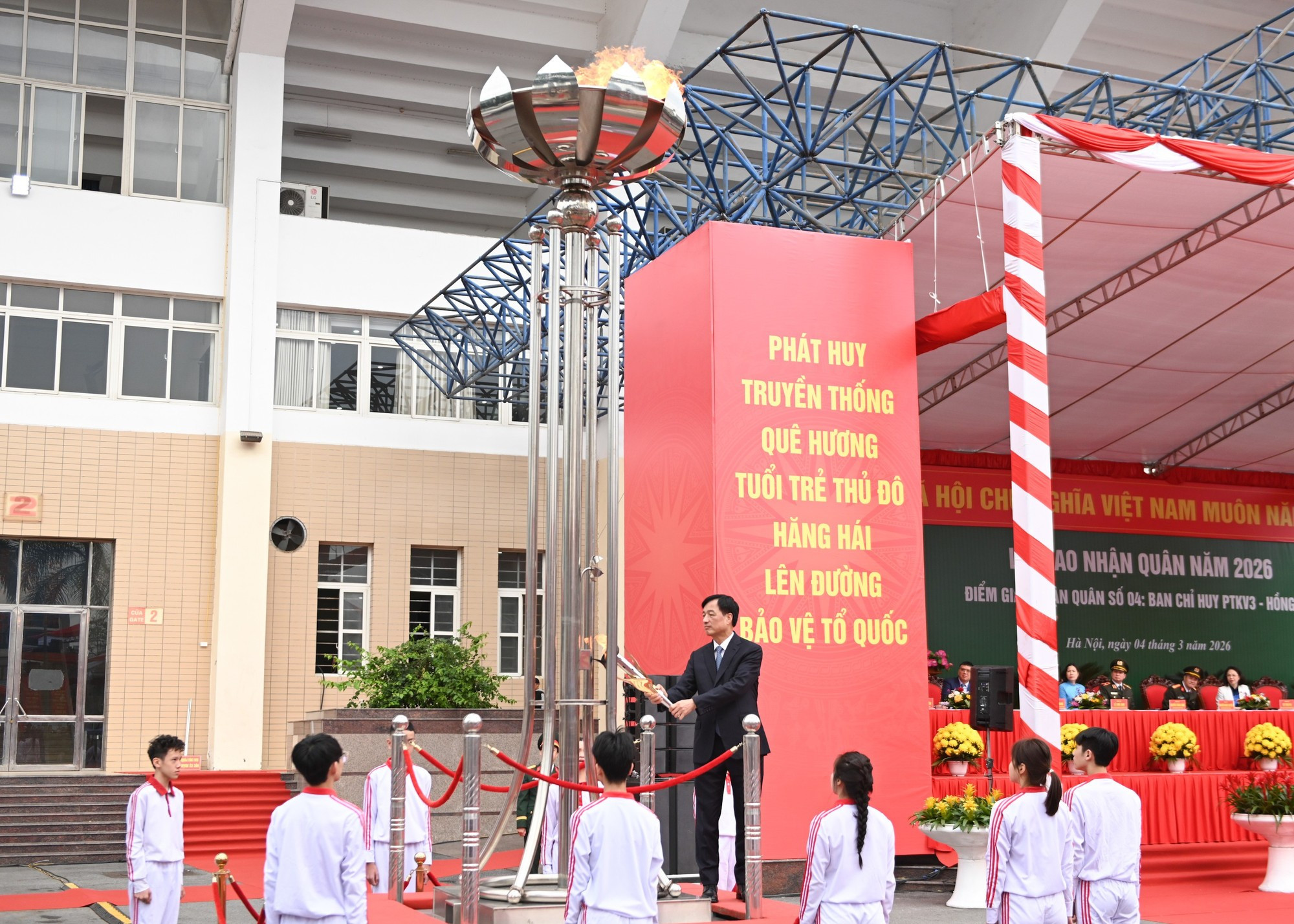 Nguyen Duy Ngoc, miembro del Buró Político y secretario del Comité del Partido de Hanói, enciende la tradicional llama.
