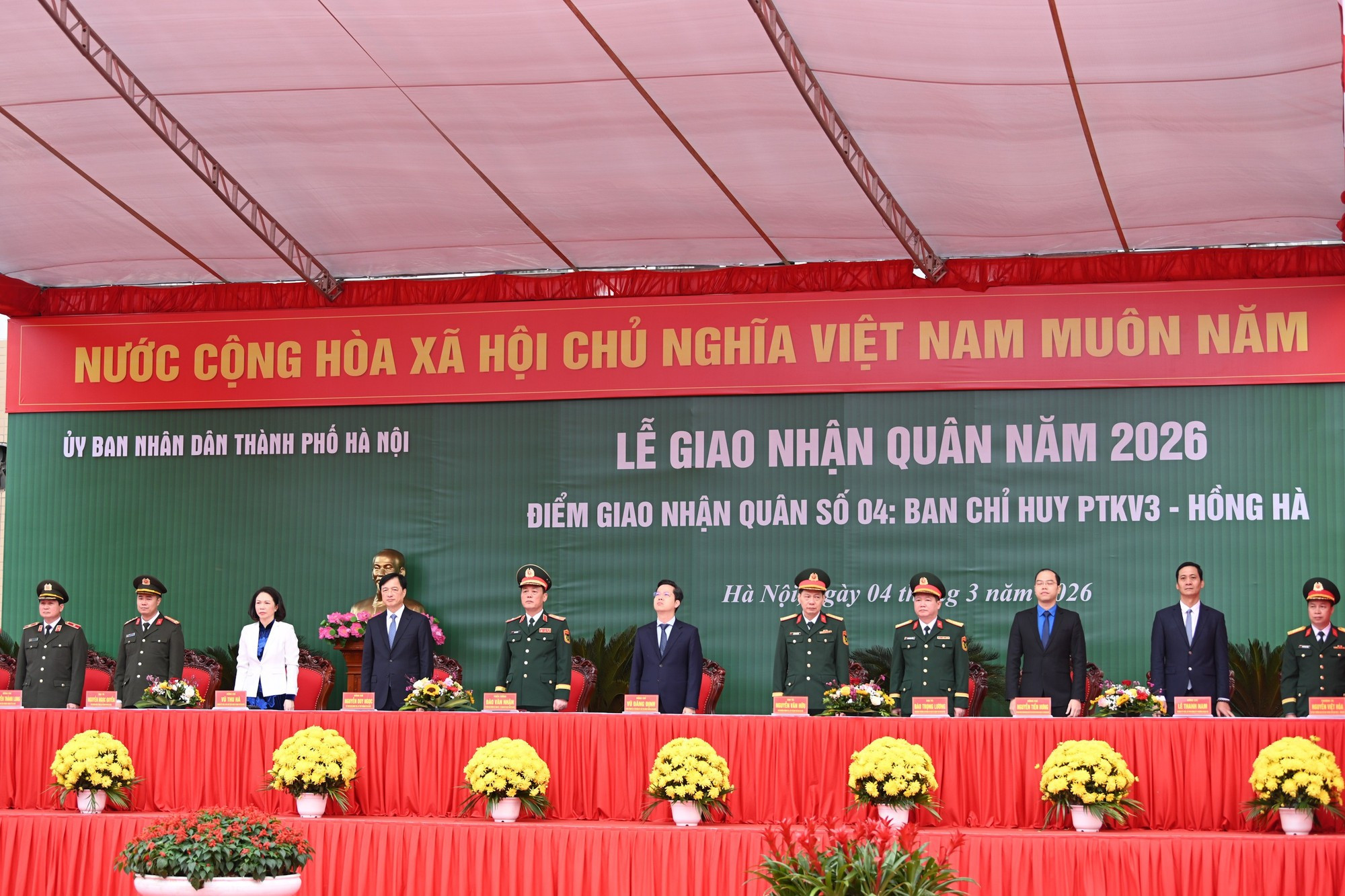 Delegados asisten a la ceremonia de alistamiento de reclutas.