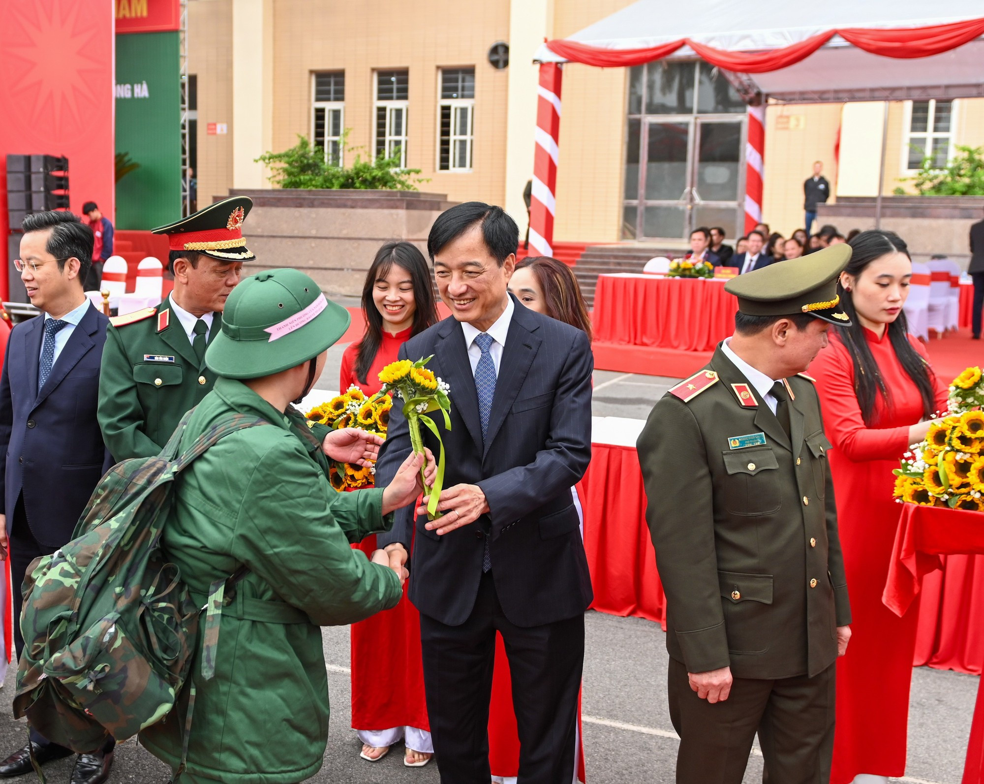 El secretario del Comité del Partido de Hanói, Nguyen Duy Ngoc, anima a los reclutas antes de su partida hacia las unidades militares.