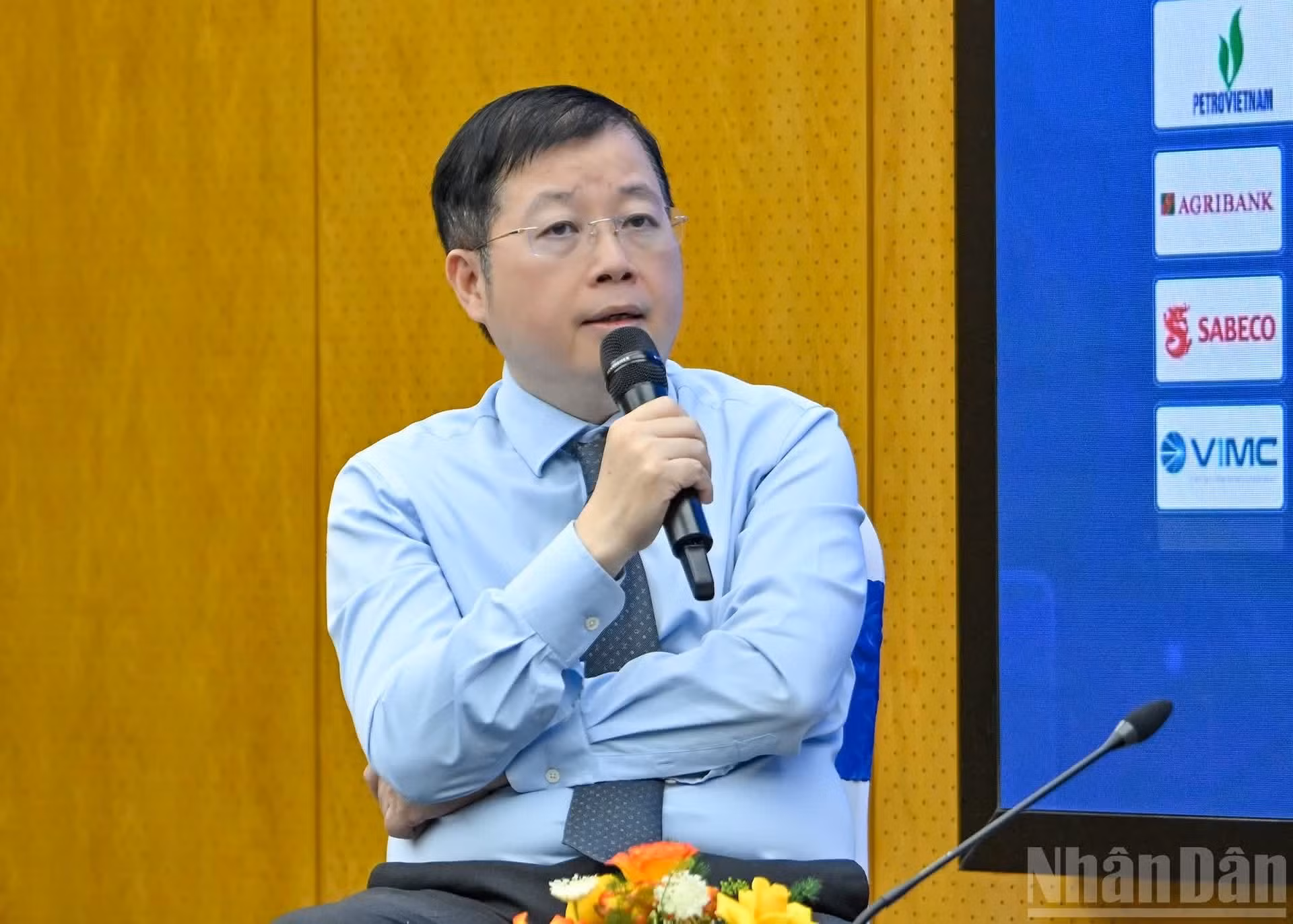 Nguyen Thanh Lam, director general de la Televisión Nacional de Vietnam, y delegados asisten al debate.