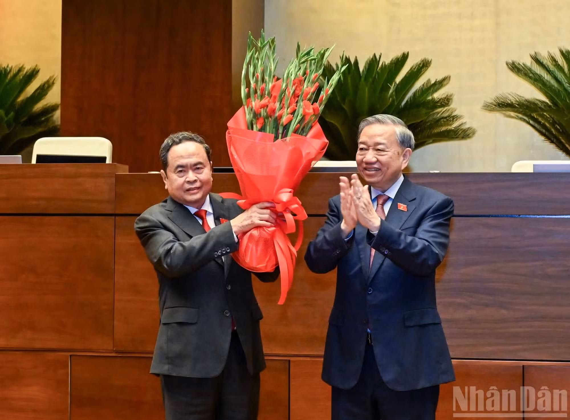 El secretario general del PCV, To Lam, entrega flores de felicitación al presidente de la Asamblea Nacional, Tran Thanh Man.