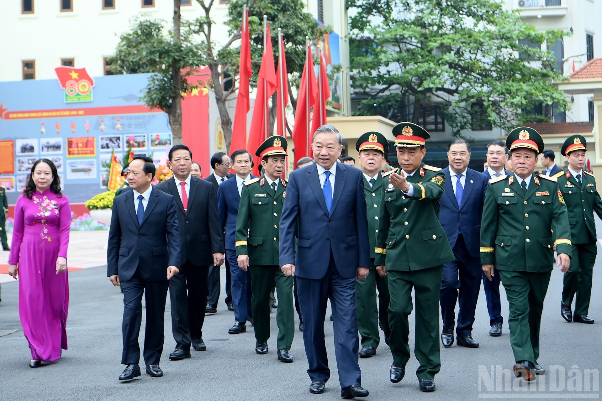 To Lam y los delegados en el acto.