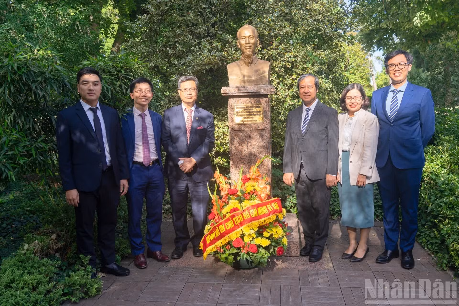 Los delegados expresan su respeto y gratitud hacia el Presidente Ho Chi Minh, Héroe de la Liberación Nacional y Gran Hombre de Cultura de Vietnam.