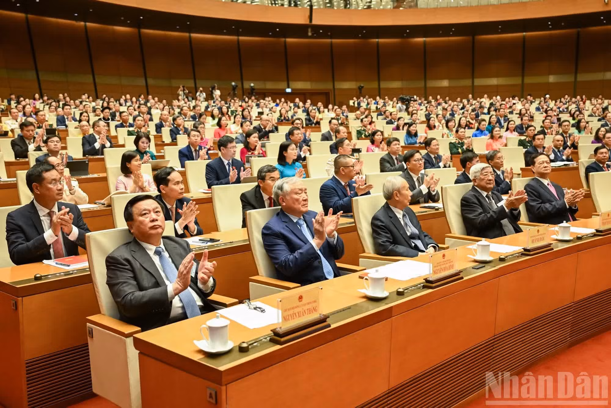 Líderes del Partido y del Estado, junto con los exdirigentes y delegados de la Asamblea Nacional en la sesión inaugural.
