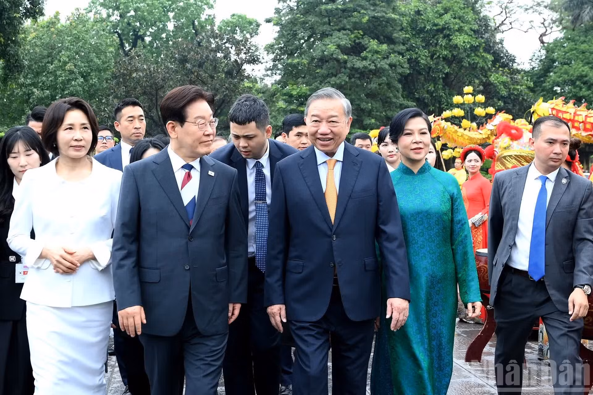 El secretario general del PCV y presidente de Vietnam, To Lam, y su esposa, Ngo Phuong Ly, reciben al presidente de Corea del Sur, Lee Jae Myung, y a su esposa, Kim Hye Kyung, en el programa.