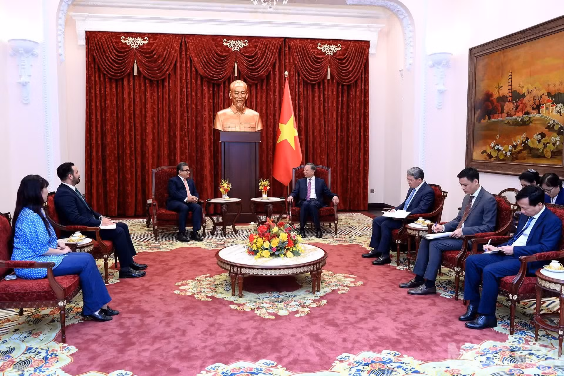 La recepción al embajador de Palestina en Vietnam, Saadi Salama.