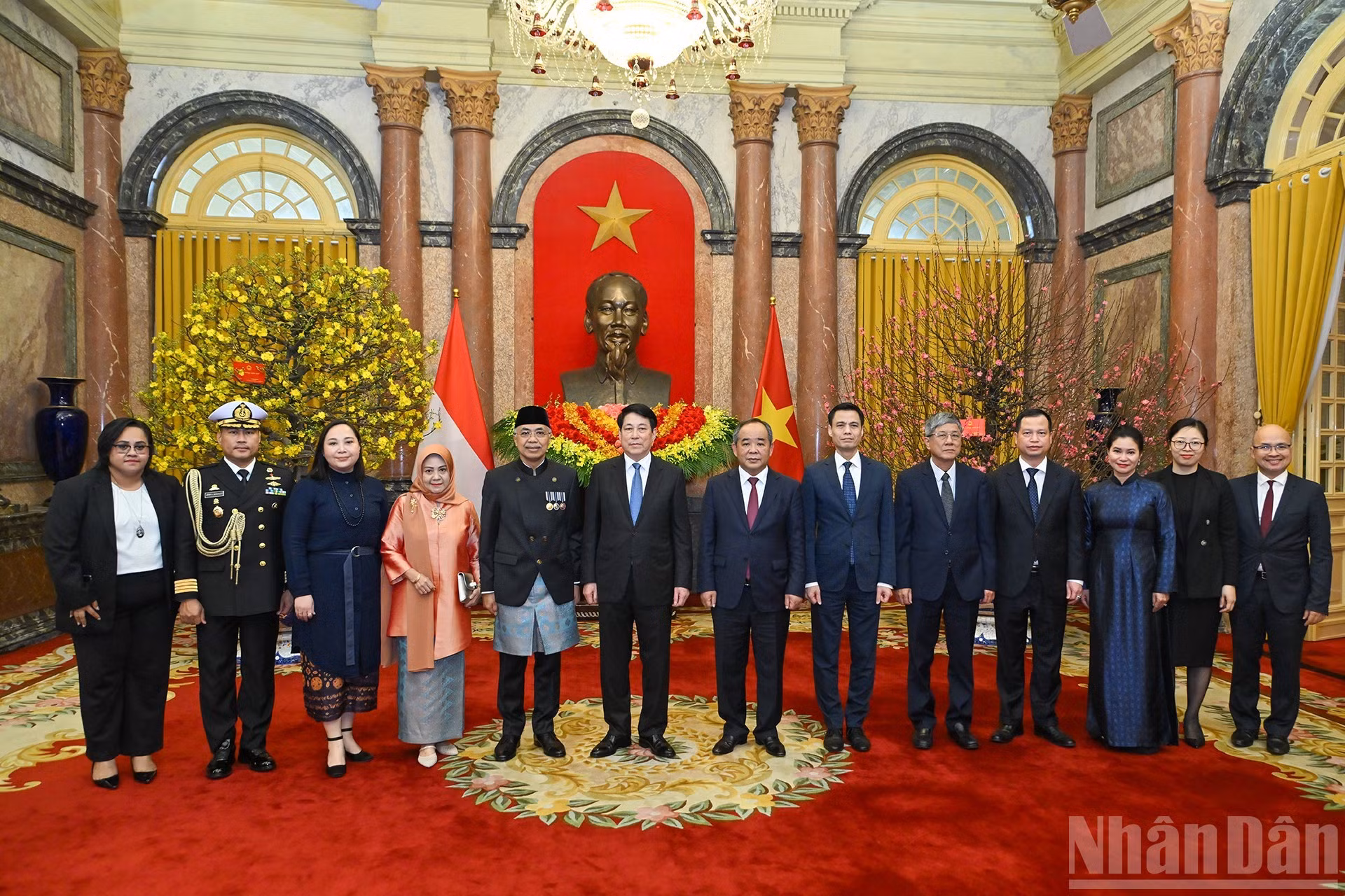 El presidente de Vietnam, Luong Cuong, y el embajador de Indonesia en Vietnam, Adam Mulawarman Tugio, junto a los delegados durante la ceremonia.