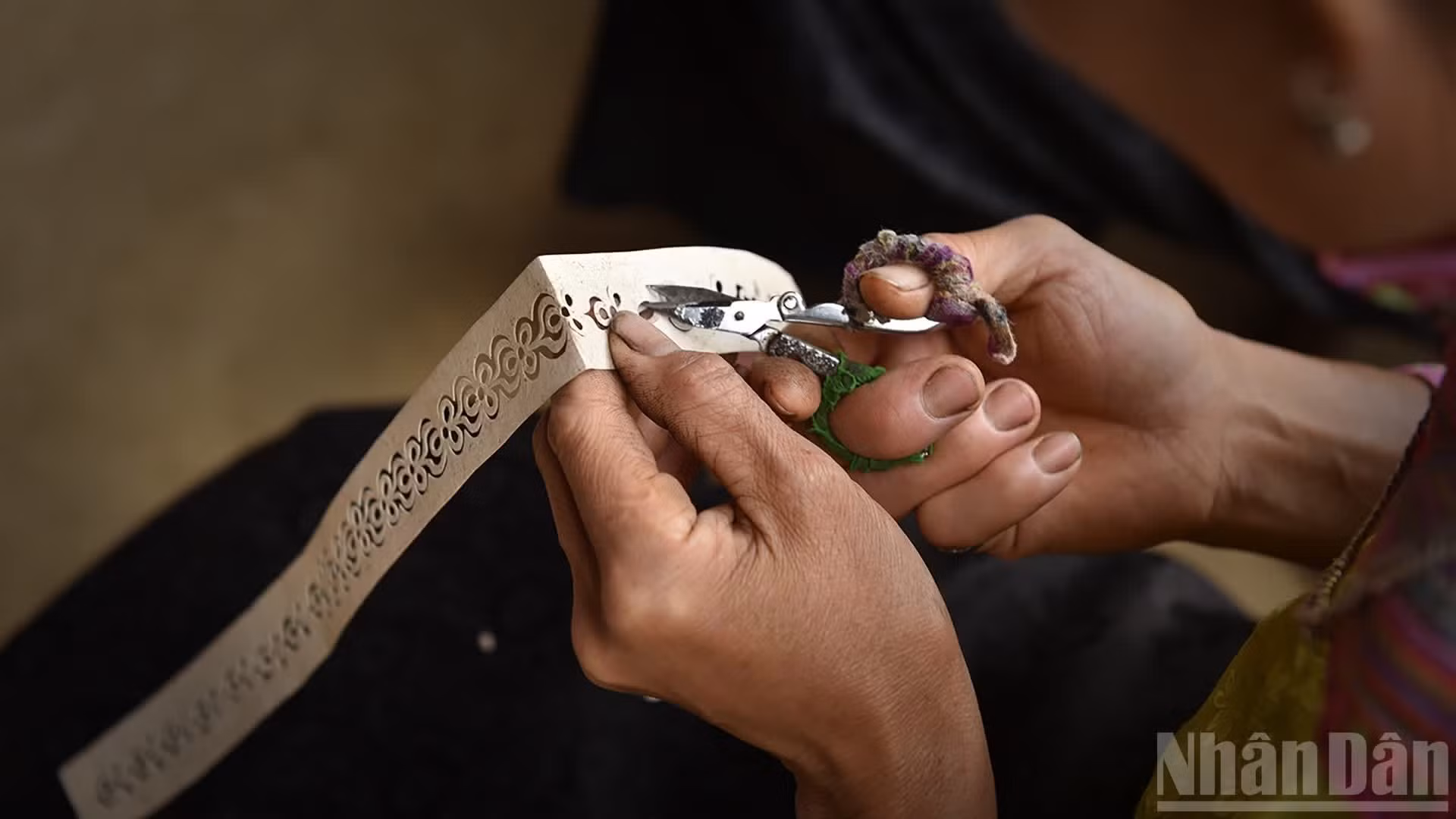 Recorte de los motivos decorativos para adornar los zapatos. (Foto: VU LINH)