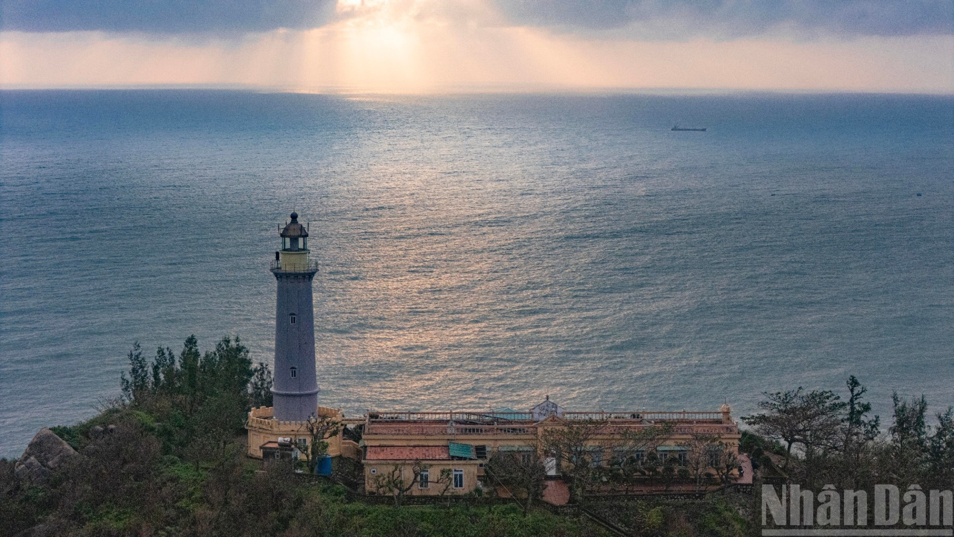 [Foto] El faro de la montaña Dai Lanh, primero en ver el sol en territorio continental de Vietnam 