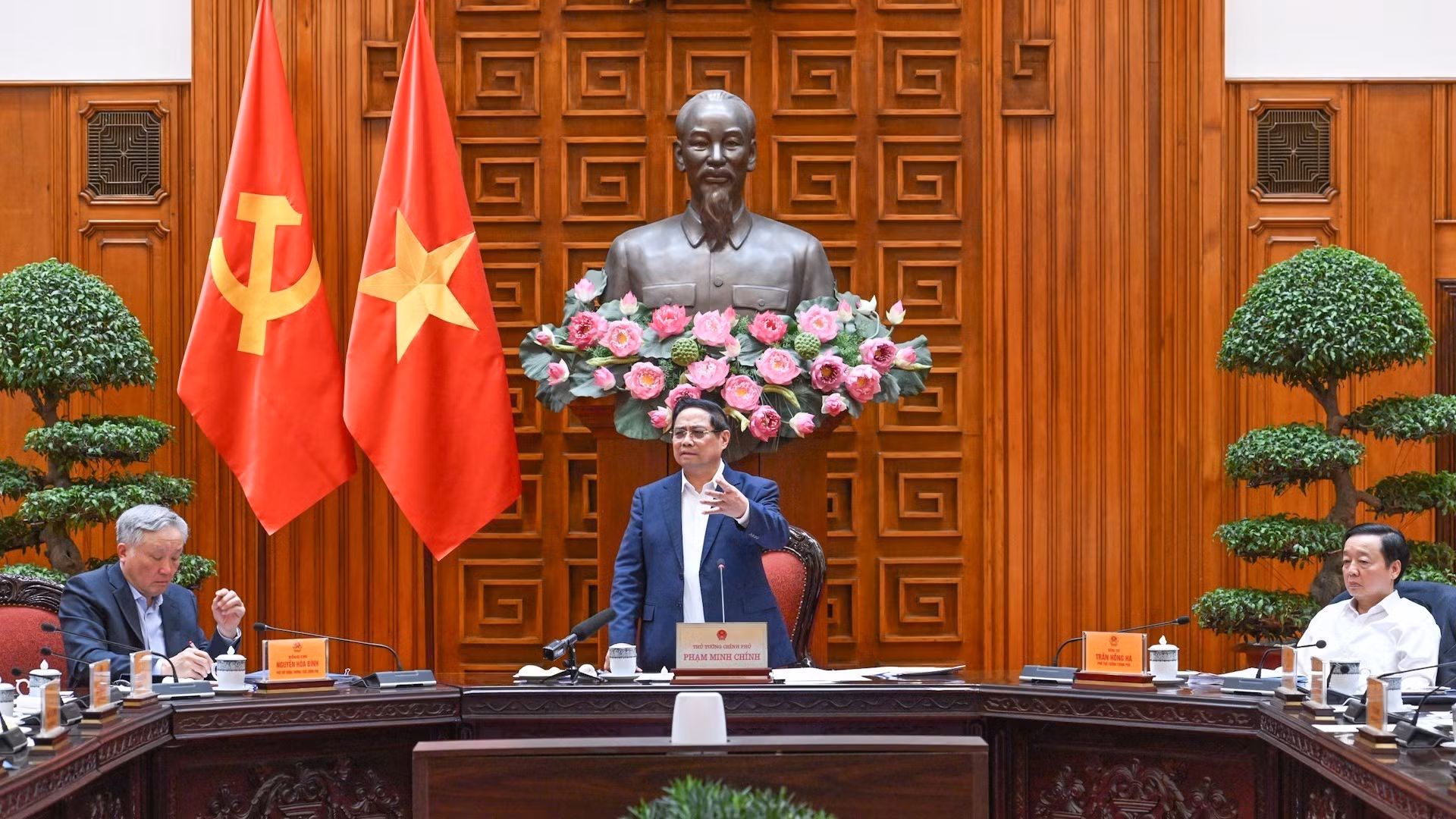 [Foto] Premier vietnamita preside reunión de Comité Permanente del Gobierno sobre proyectos ferroviarios