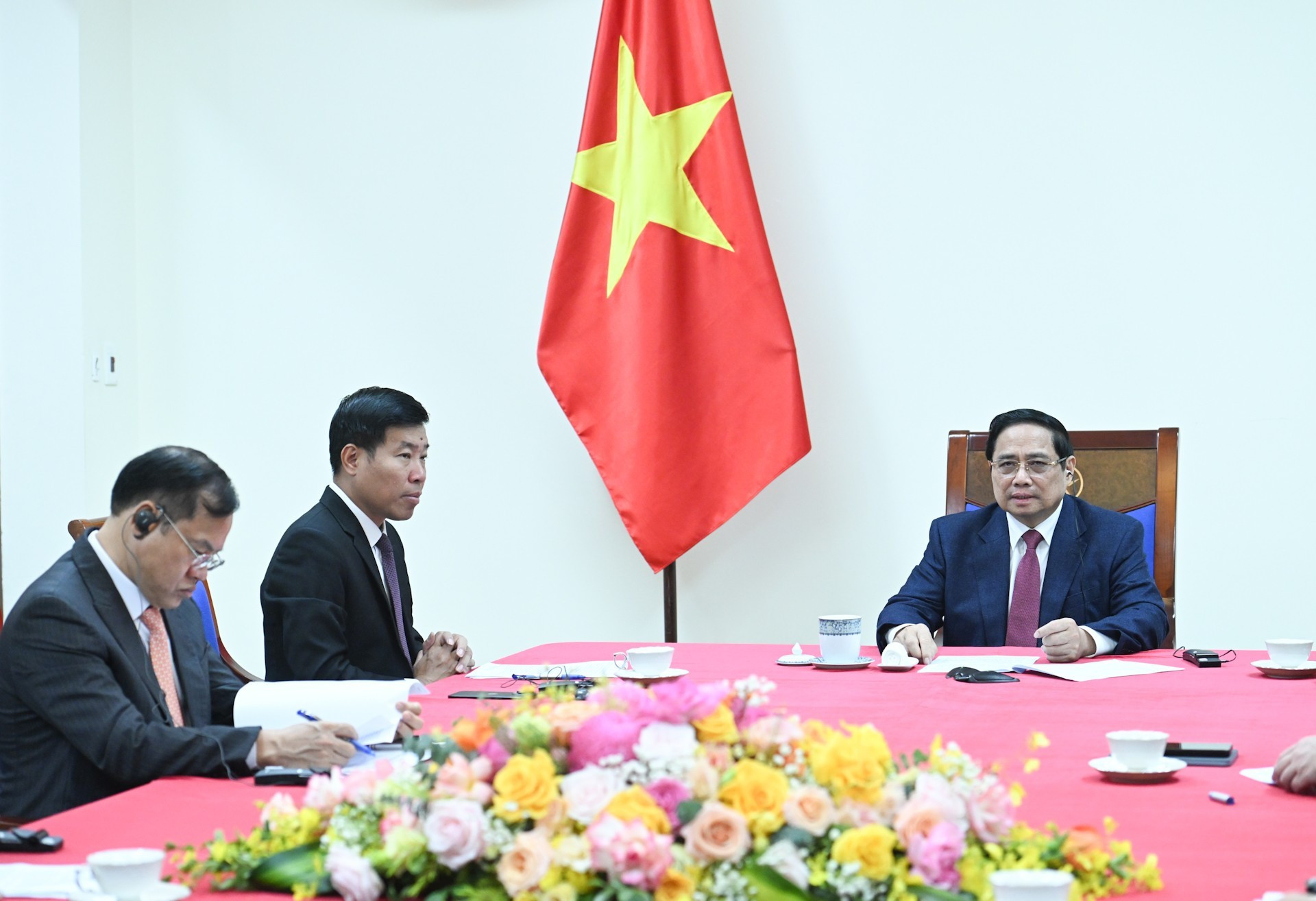 [Foto] Premier vietnamita mantiene conversación telefónica con su homólogo singapurense