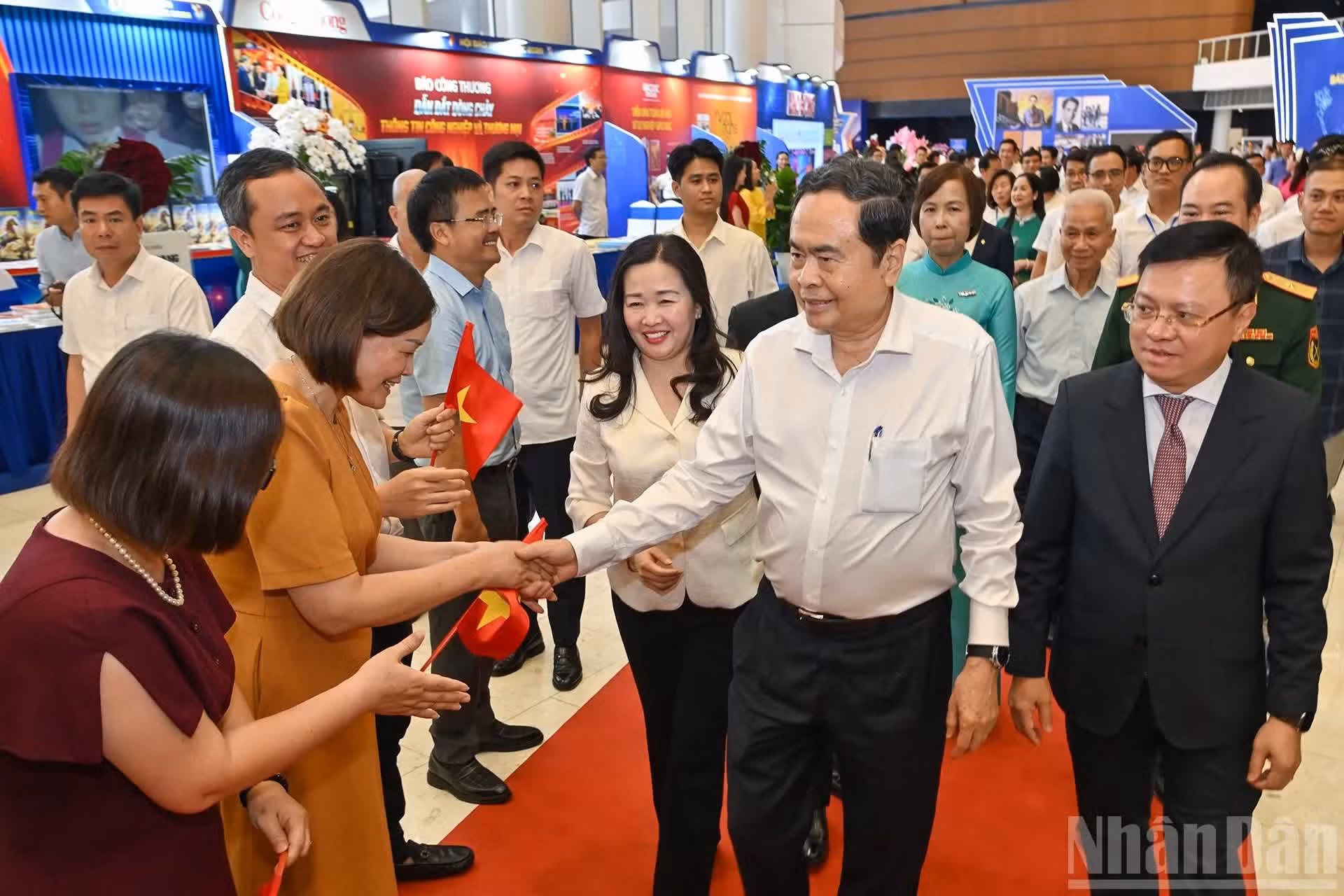 El presidente de la Asamblea Nacional de Vietnam, Tran Thanh Man, y los delegados visitan el stand del periódico Dai Bieu Nhan Dan (Representantes del Pueblo).
