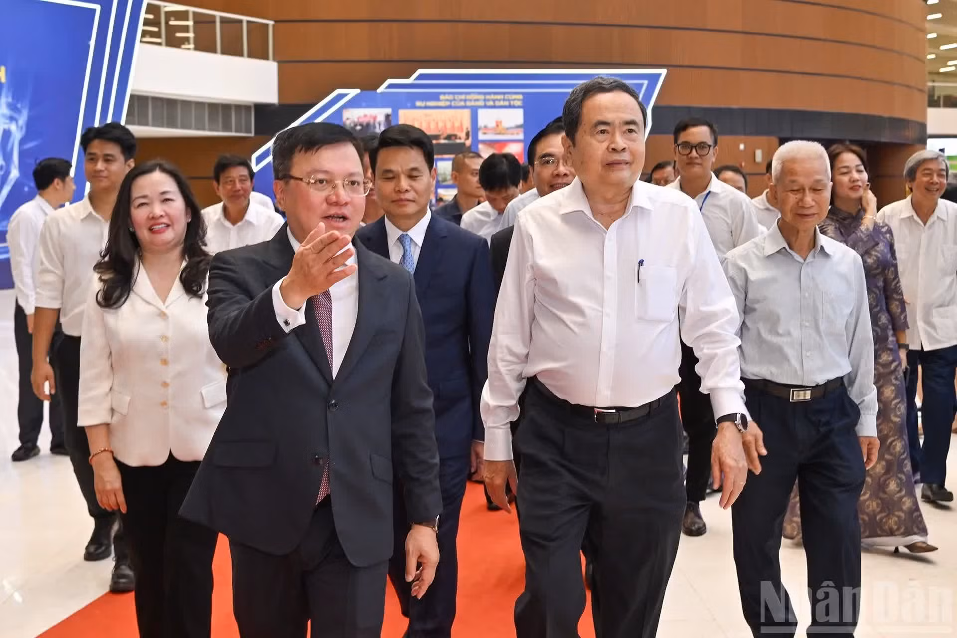El presidente de la Asamblea Nacional de Vietnam, Tran Thanh Man, y los delegados recorren el Festival Nacional de Prensa 2026.