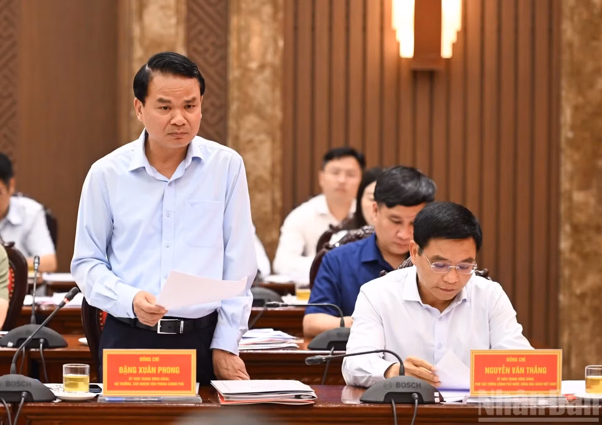 El ministro y jefe de la Oficina del Gobierno, Dang Xuan Phong, interviene en la cita.