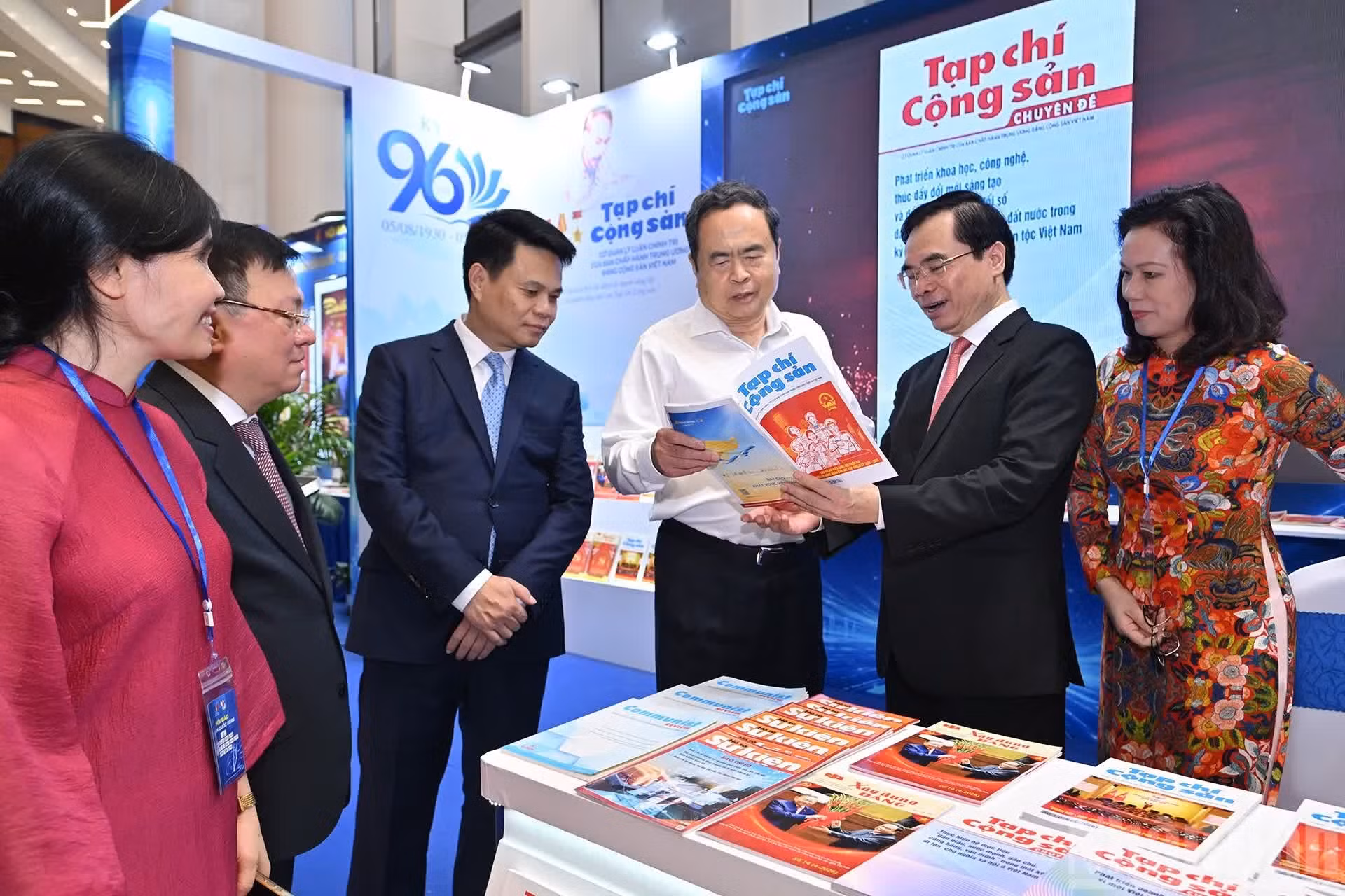 El titular de la Asamblea Nacional de Vietnam, Tran Thanh Man, y los delegados visitan el stand de la revista Comunista.