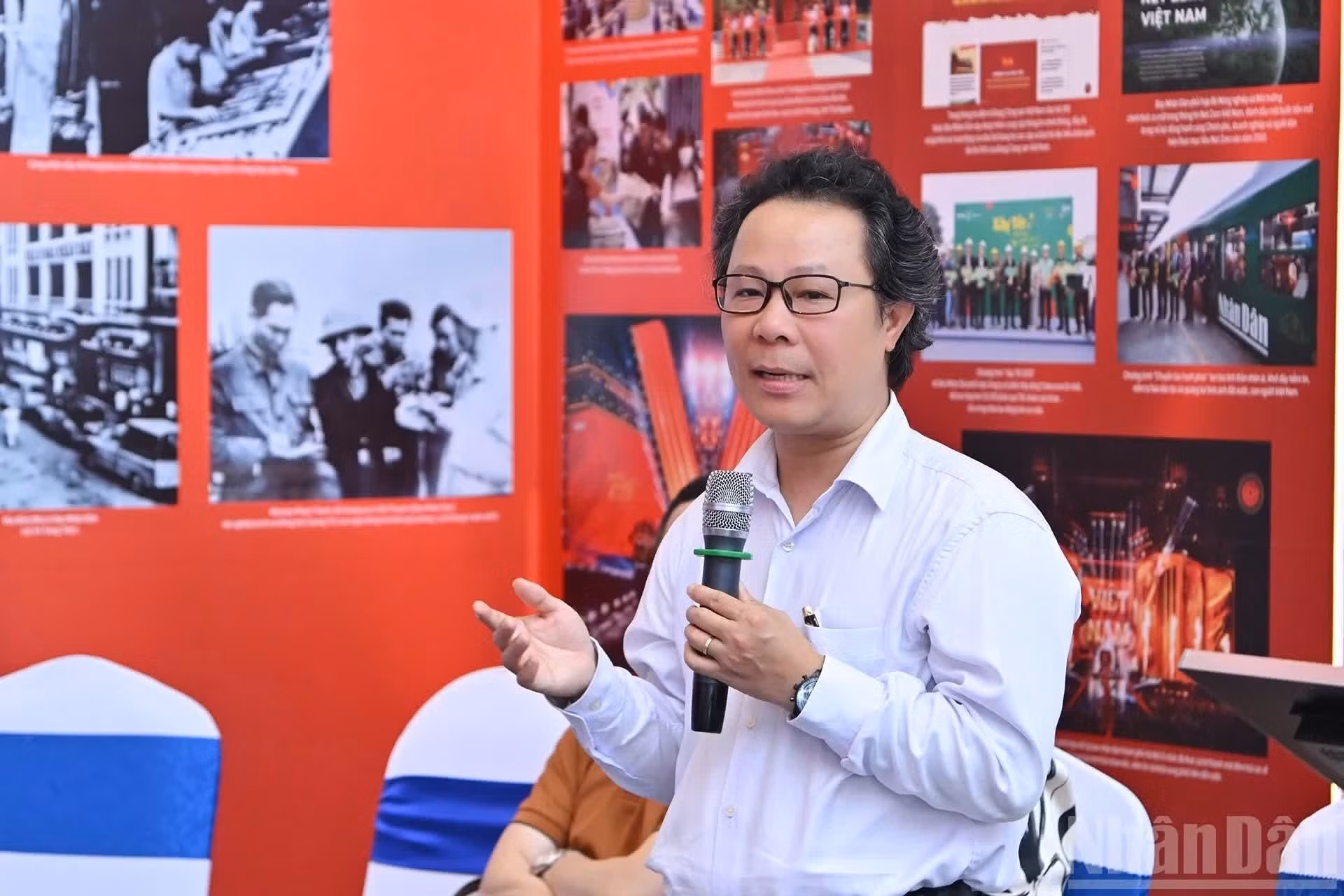 Vu Mai Hoang, presidente de la Asociación de Periodistas del periódico Nhan Dan, comparte sus reflexiones durante el acto.