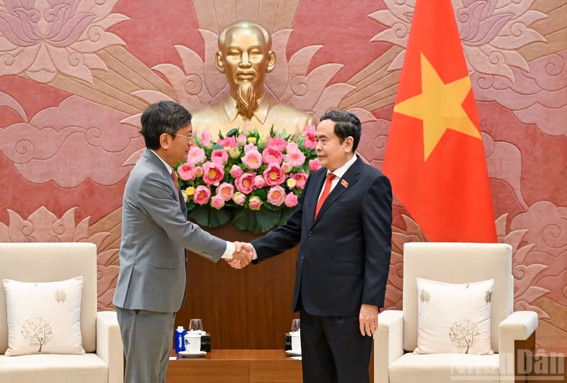 El presidente del Parlamento vietnamita, Tran Thanh Man, y el embajador indio, Tshering W. Sherpa. (Foto: Duy Linh)