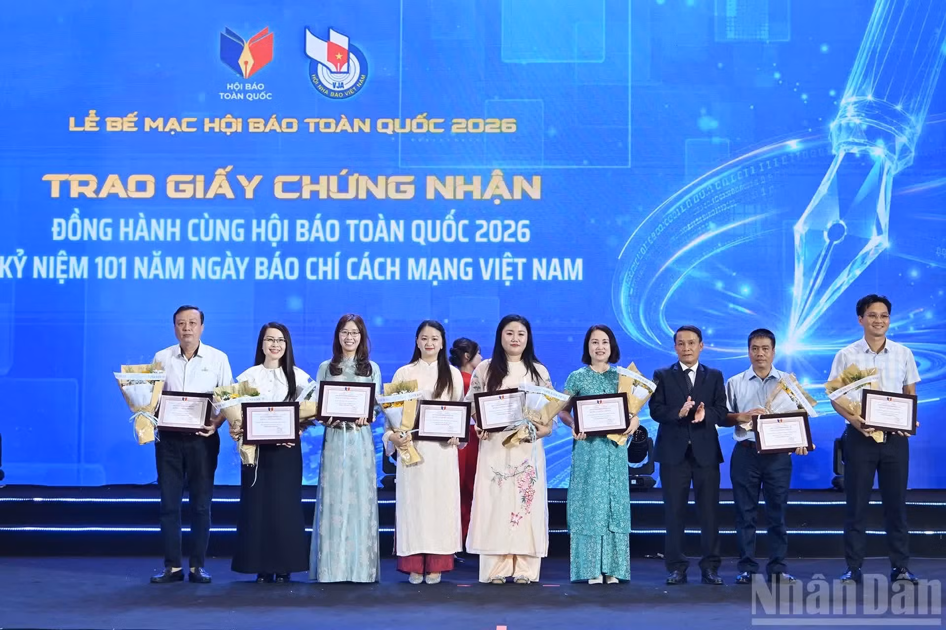 El vicepresidente permanente de la Asociación de Periodistas de Vietnam, Nguyen Duc Loi, entrega certificados a las unidades que colaboran con el Festival Nacional de Prensa de 2026.