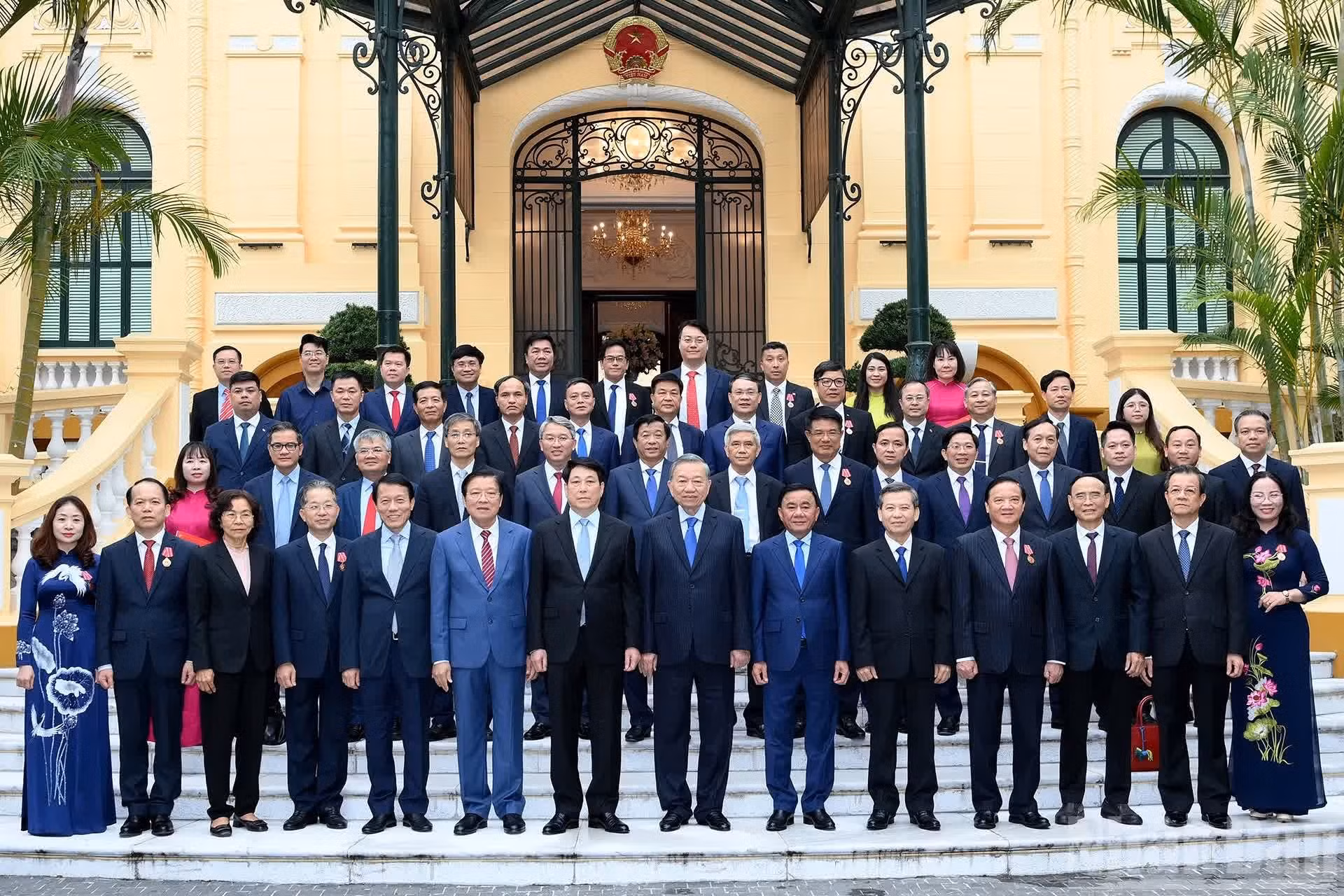 El secretario general del PCV y presidente de Vietnam, To Lam, junto con los líderes, exlíderes del Partido y del Estado, y delegados, en la conferencia.
