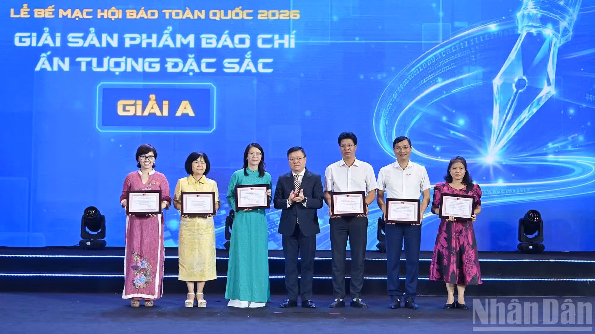 Le Quoc Minh, miembro del Comité Central del Partido Comunista de Vietnam, subjefe de la Comisión de Propaganda, Educación y Movilización de Masas, presidente-editor del periódico Nhan Dan (Pueblo) y titular de la Asociación de Periodistas de Vietnam, entrega el premio A a las obras periodísticas más sobresalientes.