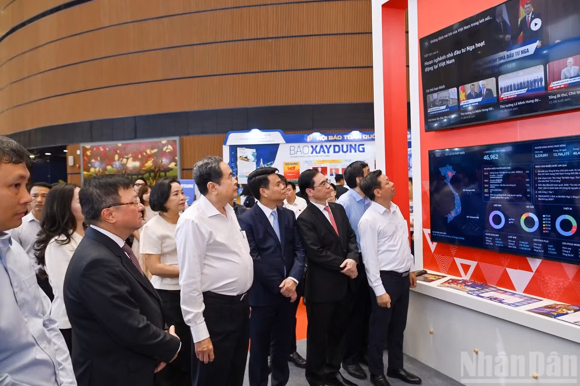 El presidente de la Asamblea Nacional de Vietnam, Tran Thanh Man, y los delegados visitan el stand de la Televisión de Vietnam.