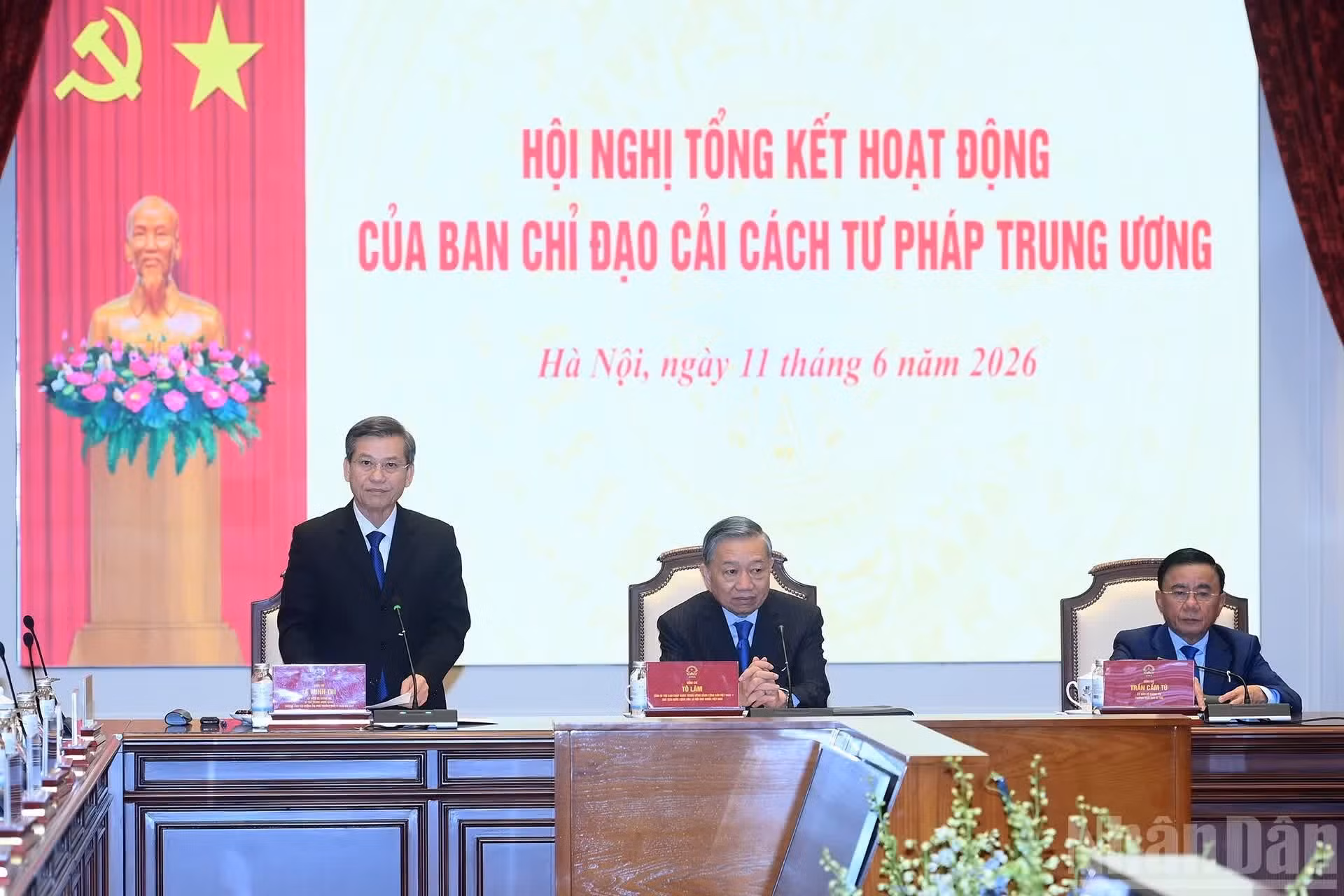 El jefe de la Comisión de Asuntos Internos del Comité Central del PCV, Le Minh Tri, pronuncia un discurso.