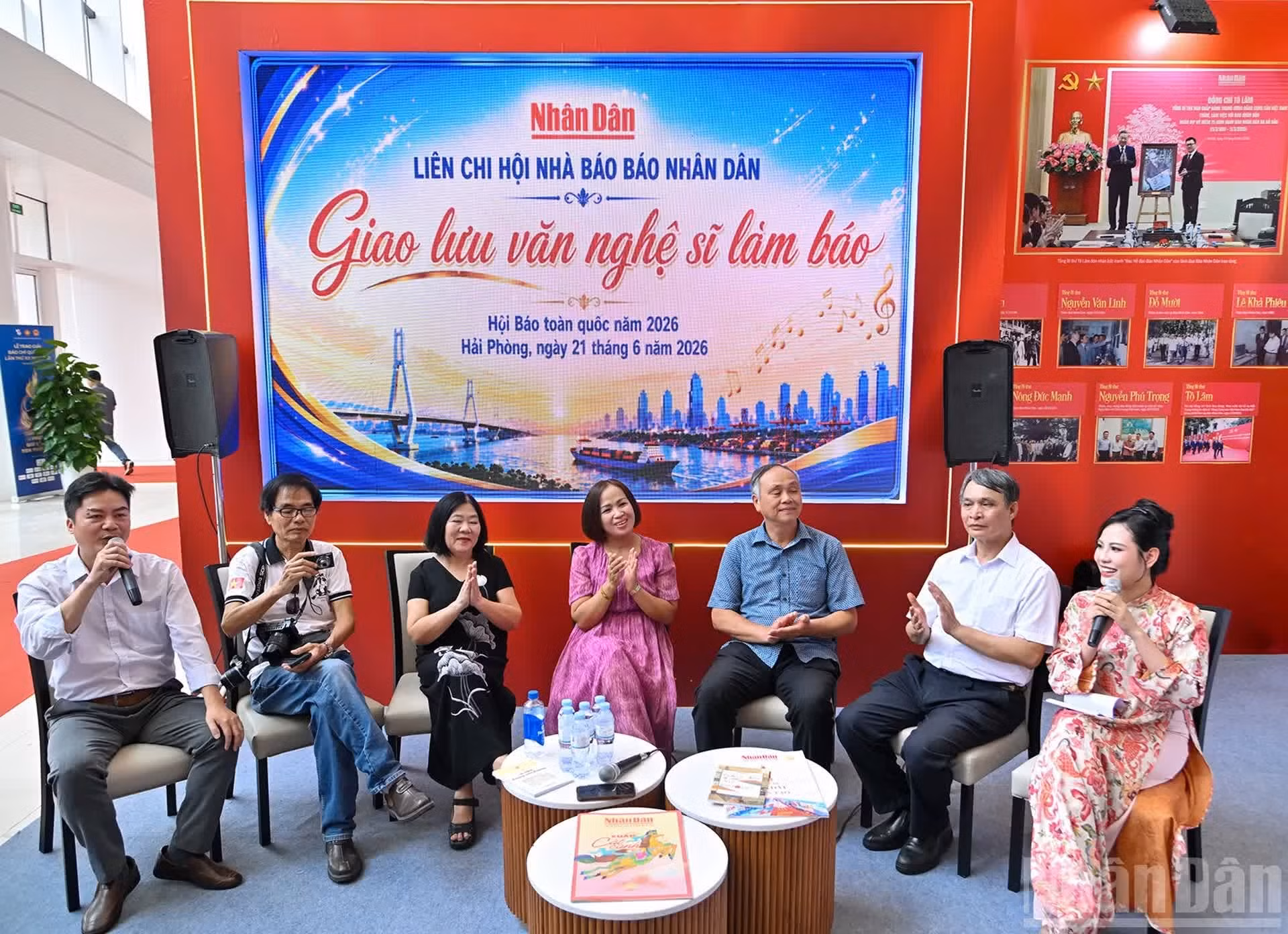 Colaboradores y artistas de Hai Phong participan en el encuentro.