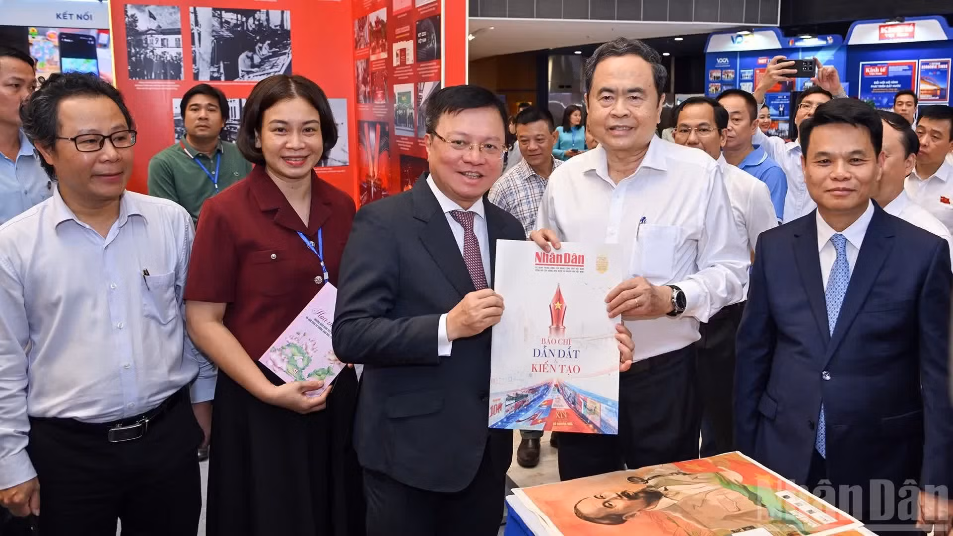 El presidente de la Asamblea Nacional de Vietnam, Tran Thanh Man, y los delegados en el stand del periódico Nhan Dan.