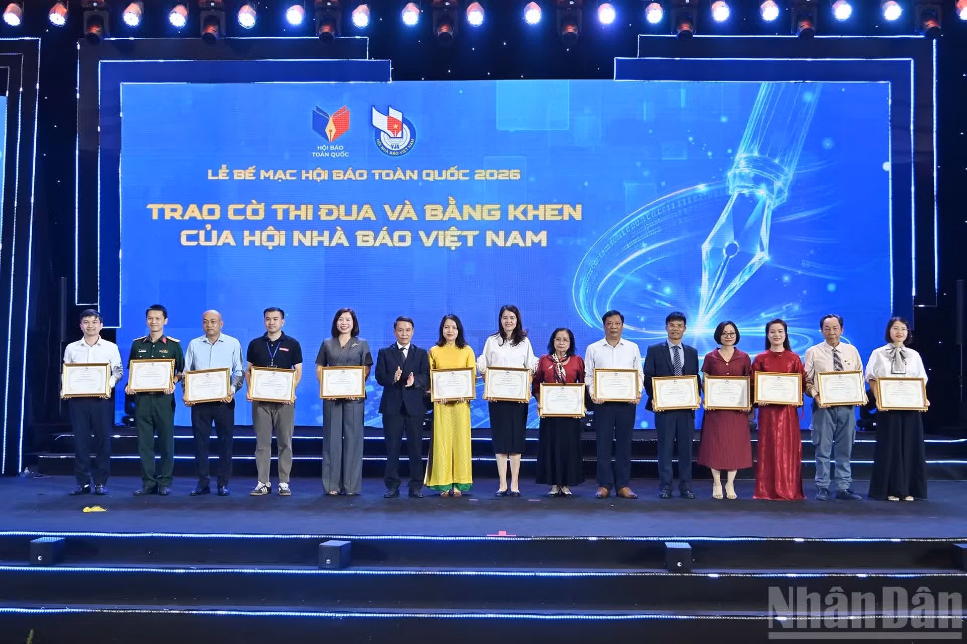 El vicepresidente permanente de la Asociación de Periodistas de Vietnam, Nguyen Duc Loi, entrega certificados de mérito de la Asociación de Periodistas de Vietnam a los colectivos con logros destacados en el movimiento de emulación en 2025.