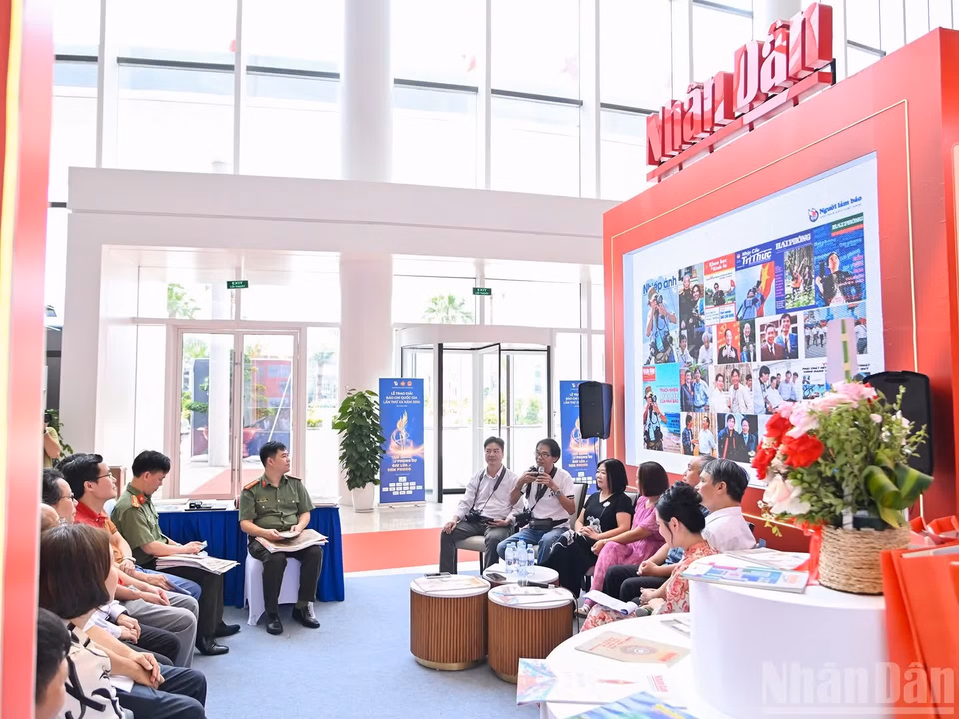 El encuentro con colaboradores y artistas de Hai Phong transcurre en un ambiente cálido y cordial.