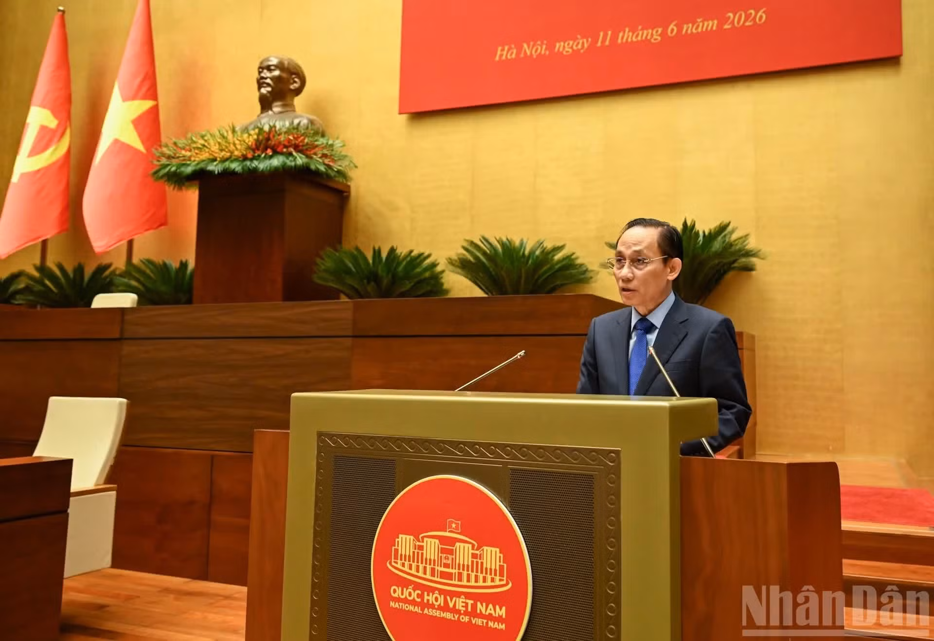 Le Hoai Trung, miembro del Buró Político y ministro de Relaciones Exteriores, presenta el contenido principal de la Resolución Nº 06-NQ/TW. (Foto: Duy Linh)
